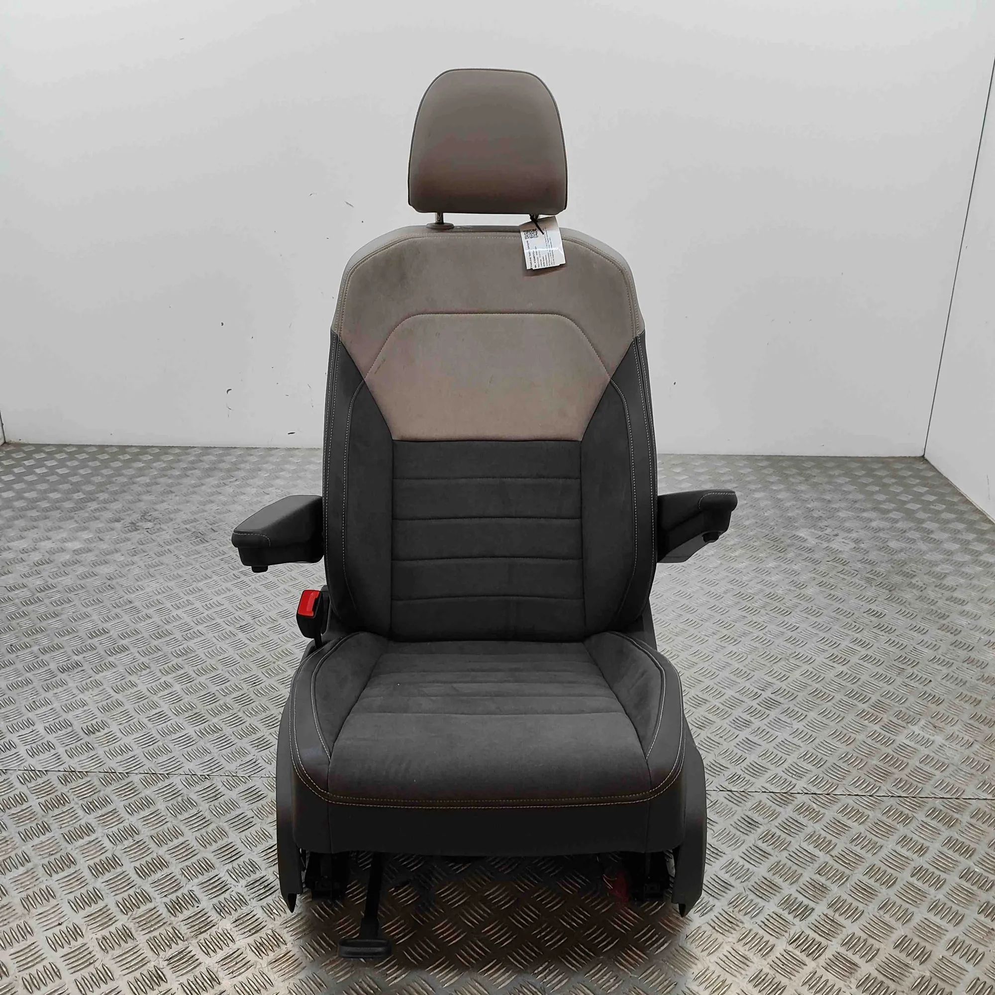 Volkswagen Multivan (T7) Front Left Seat 7T0881105A Front Left Seat VW MULTIVAN (T7 STM,...