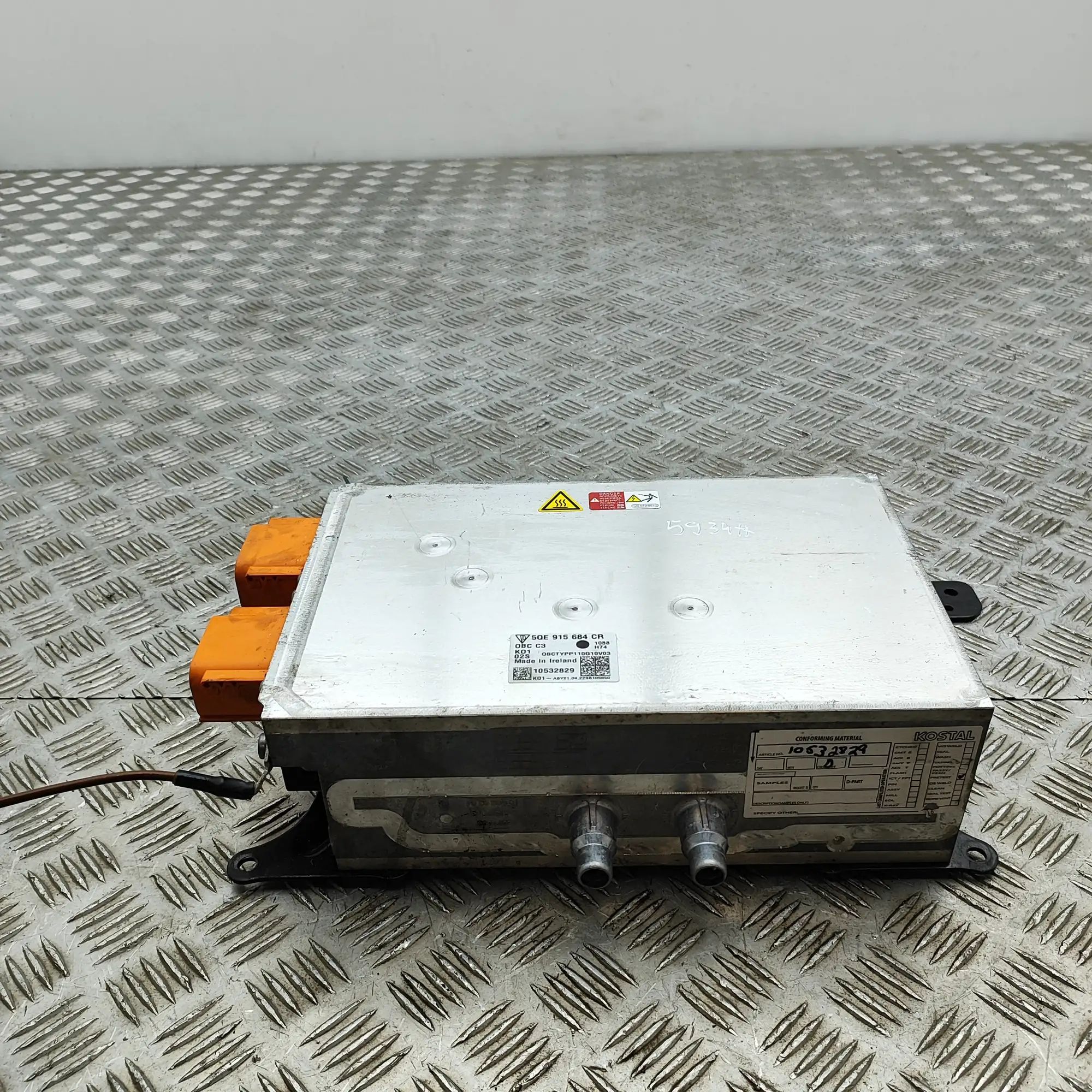 Porsche Taycan Invertteri 5QE915684CR Inverter PORSCHE TAYCAN (2019-...)
...