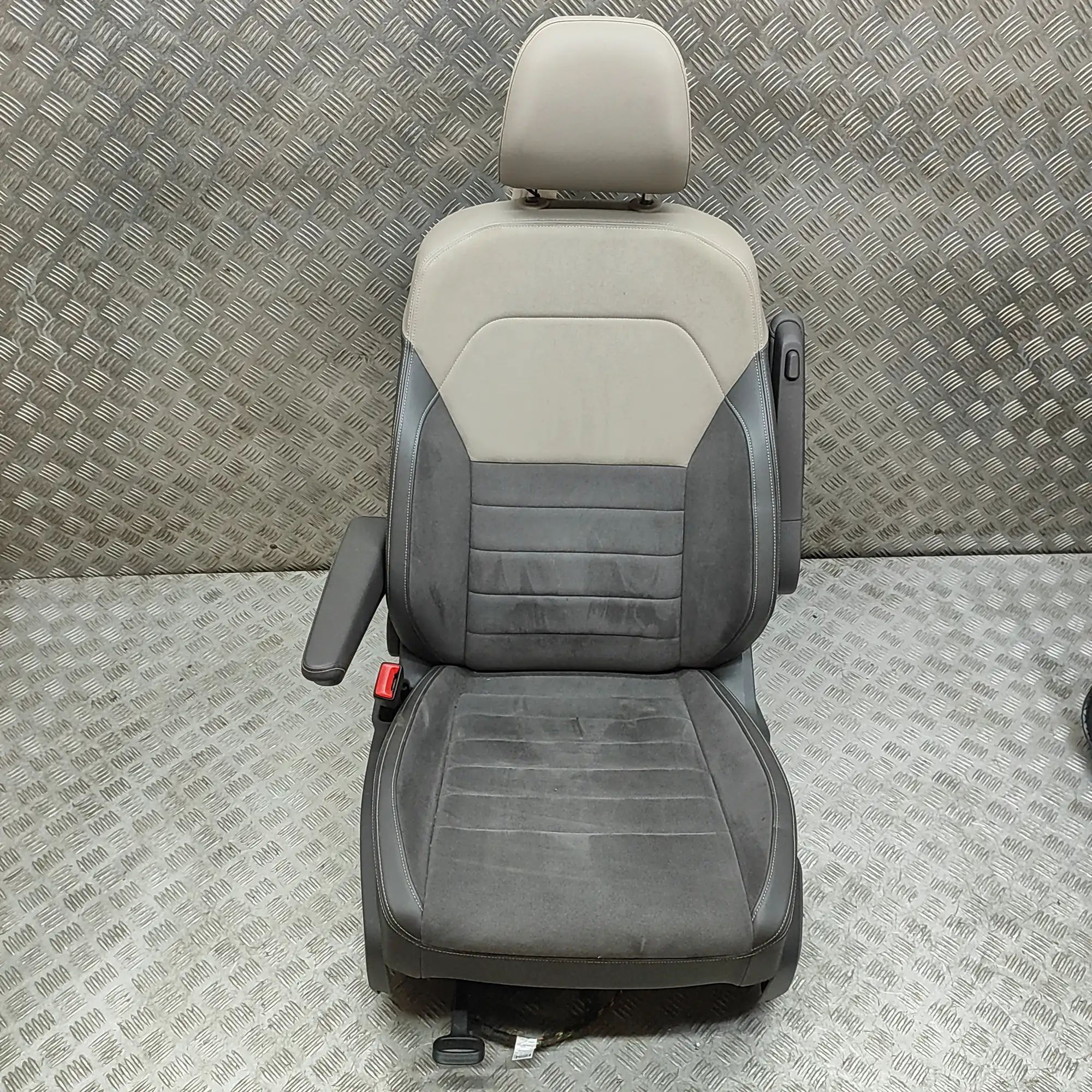Volkswagen Multivan (T7) Front Left Seat 7T0881805BH, 7T0881405AE, 7T0881105A Front Left...