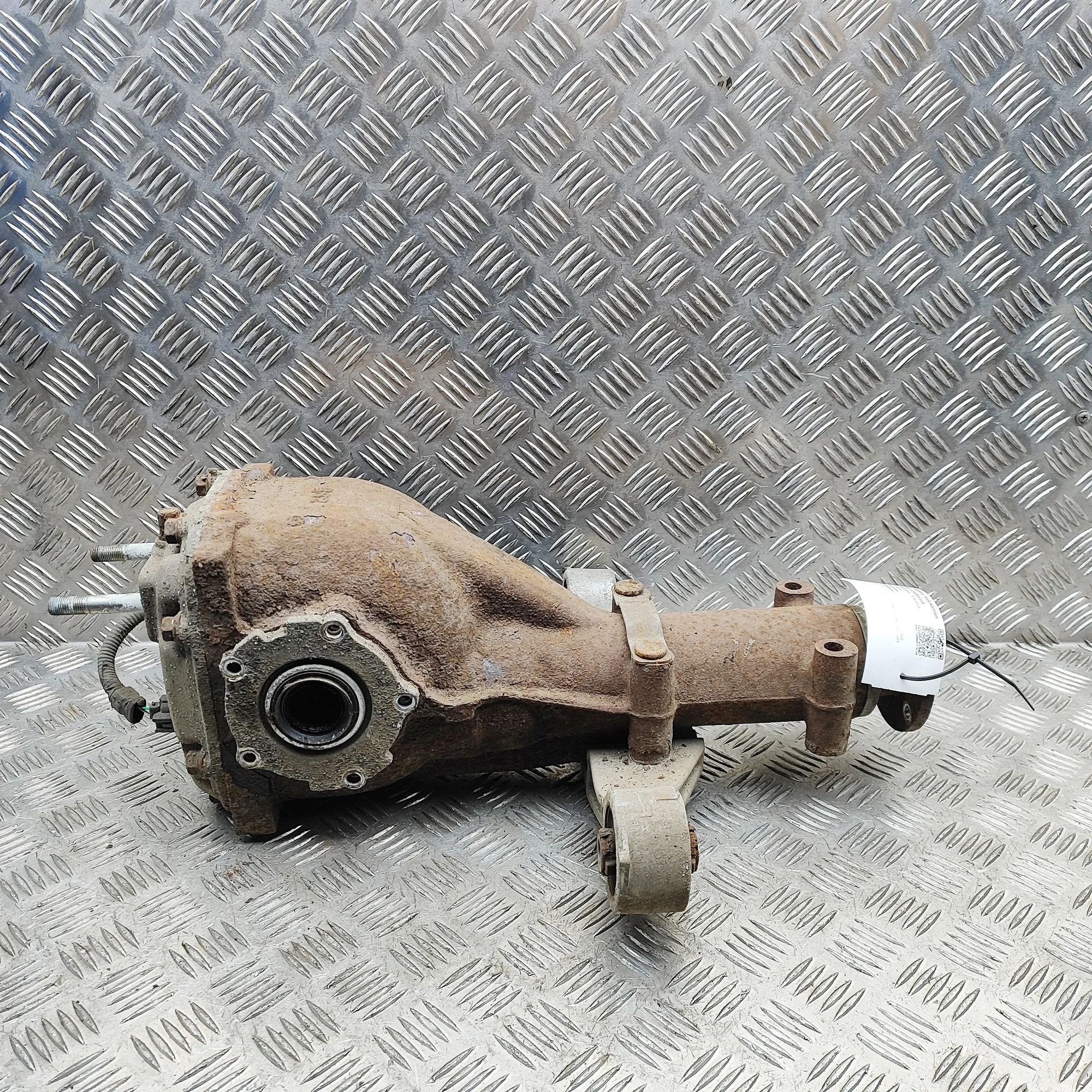 Subaru WRX STI takatasauspyörästö 27011-AB320, 27011AB320 Rear Differential SUBAR...