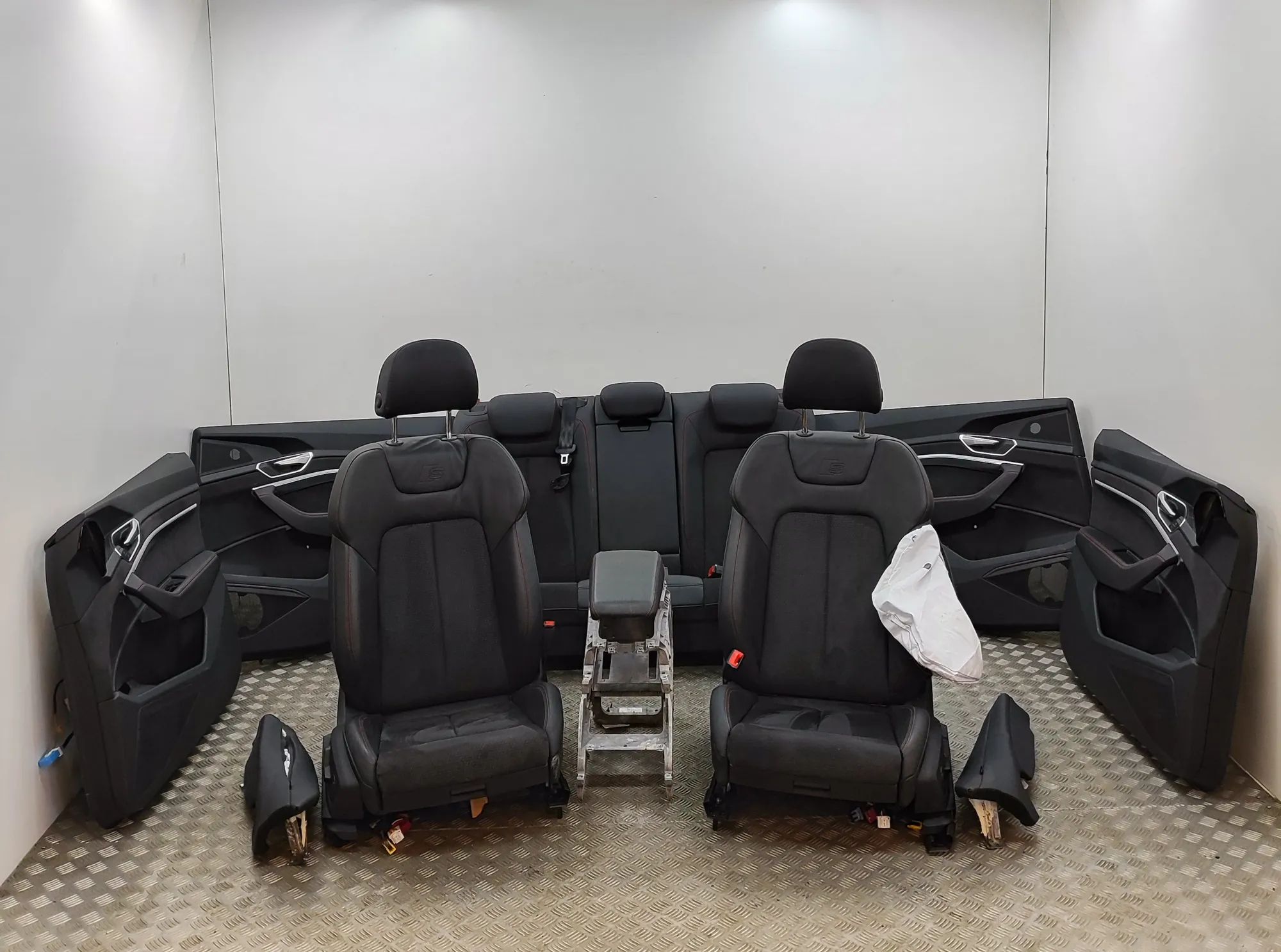 Audi Q8 Interior Seats W/ Door Cards Kit 4KE864283A, 4KE867133, 4KE867487, 4KE885283 Int...