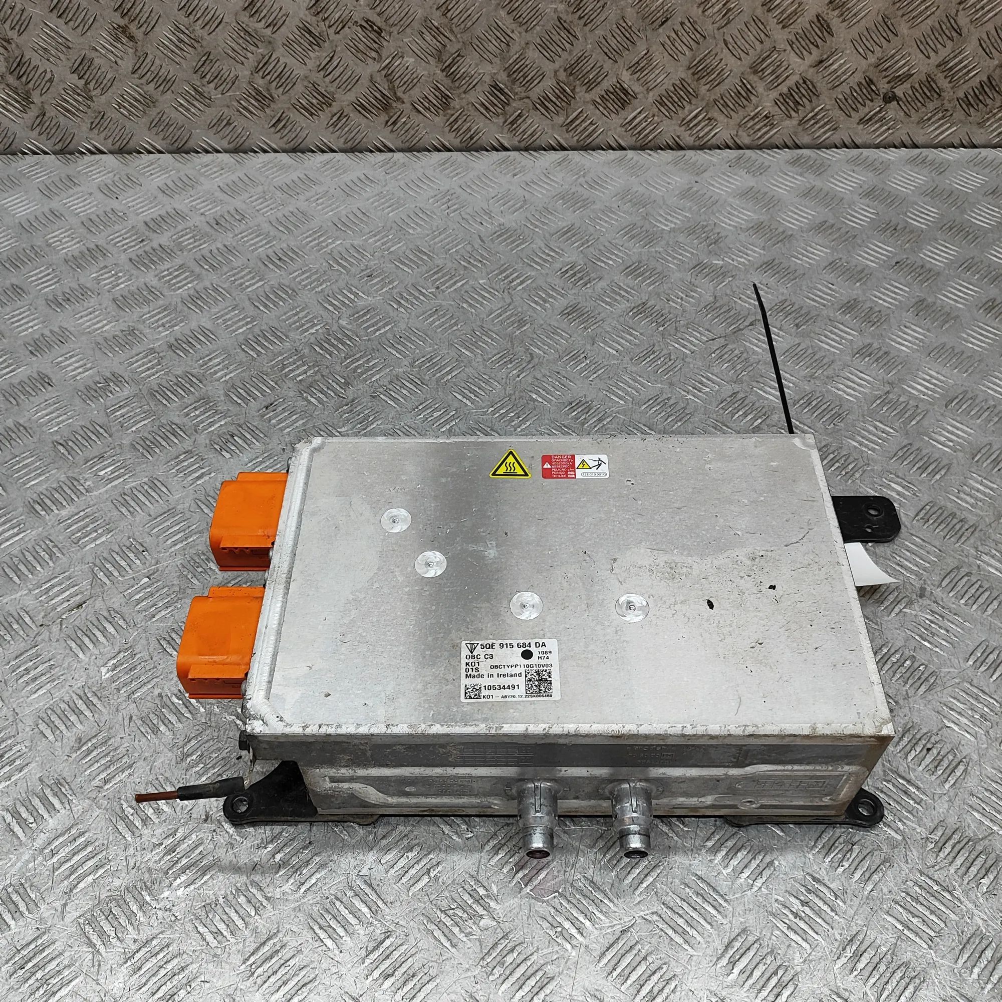 Audi e-tron GT (FW) Voolukonverter 12v-230v 5QE915684DA Inverter AUDI E-TRON GT (Saloon F83...