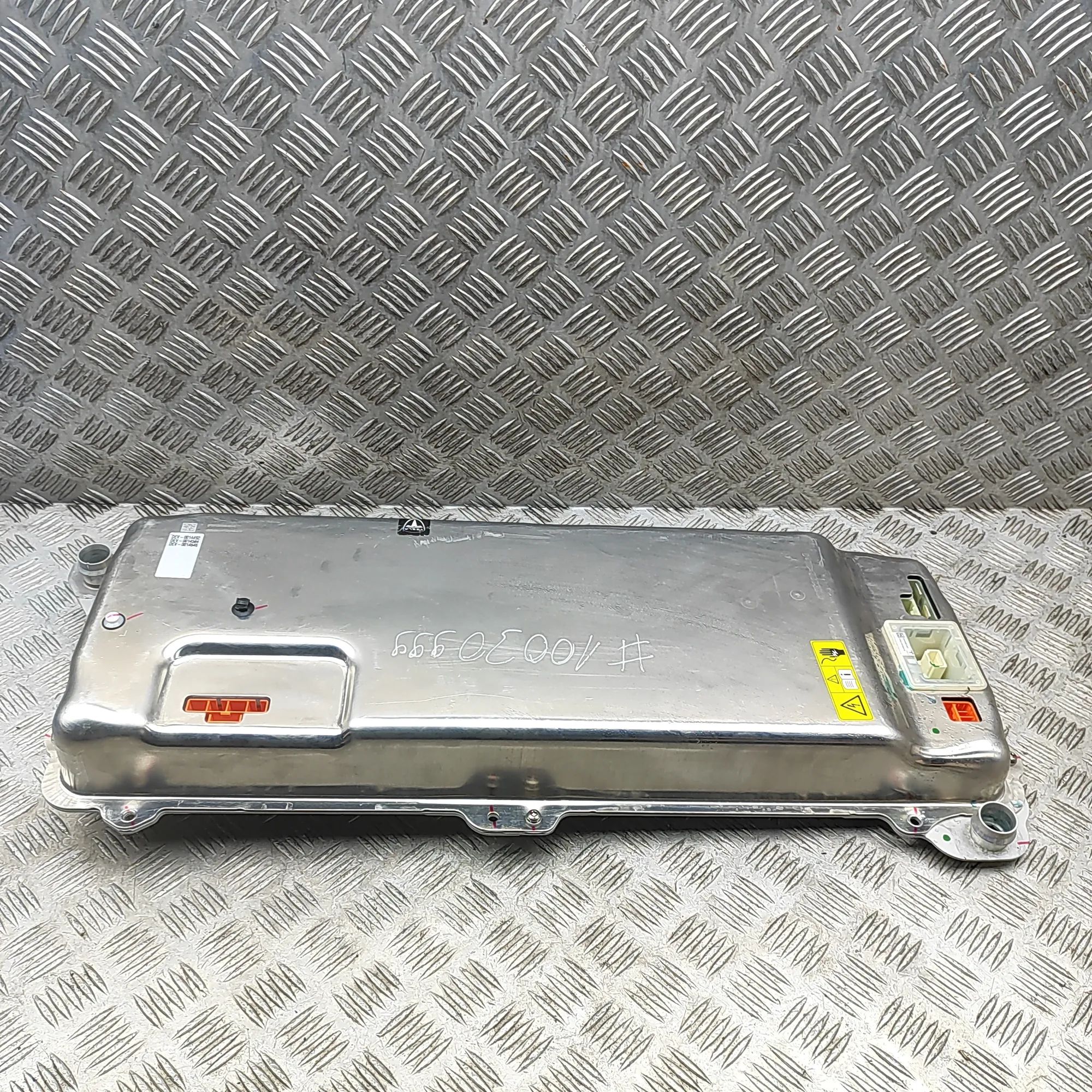 Tesla Model 3 Voolukonverter 12v-230v 1135558-02-C, 1096187-10-E, 1071917-00-E, 10898...