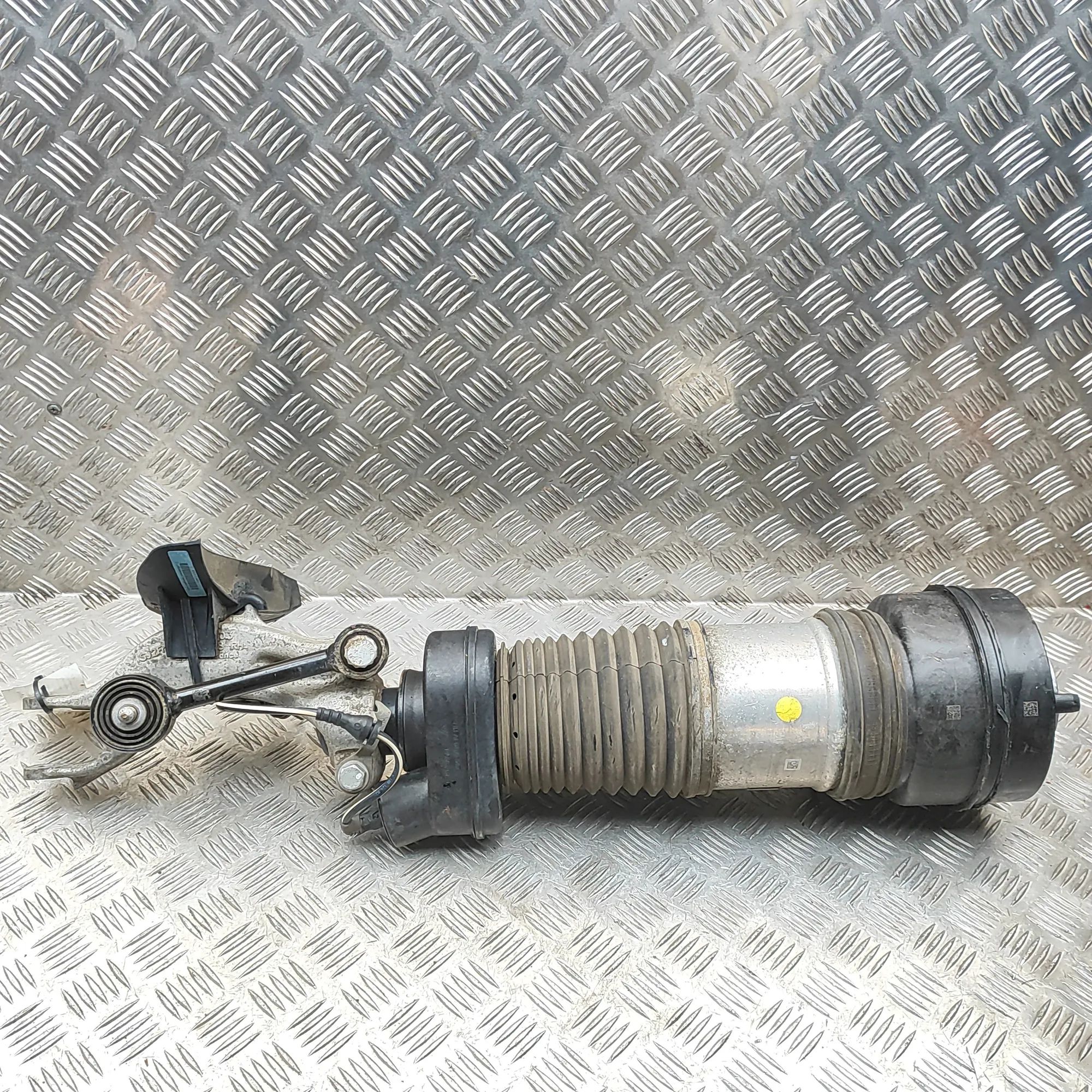 Porsche Cayenne Front Right Air Shock Absorber 4M0413038, 9Y0616040B Front Right Air Shock Abs...