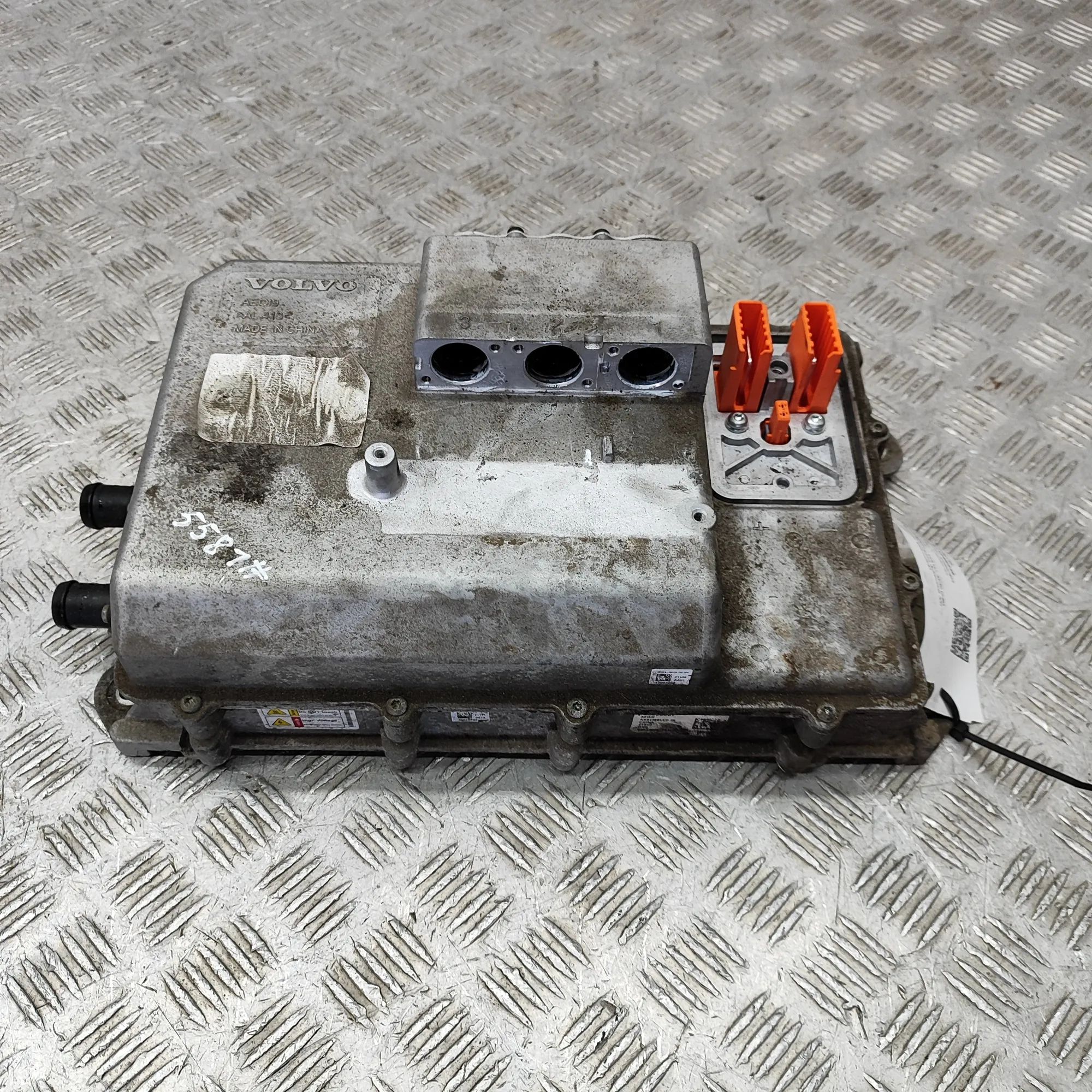 Volvo XC40 / EX40 Voolukonverter 12v-230v 32335807 Inverter VOLVO XC40 (536) (2017-...)

...