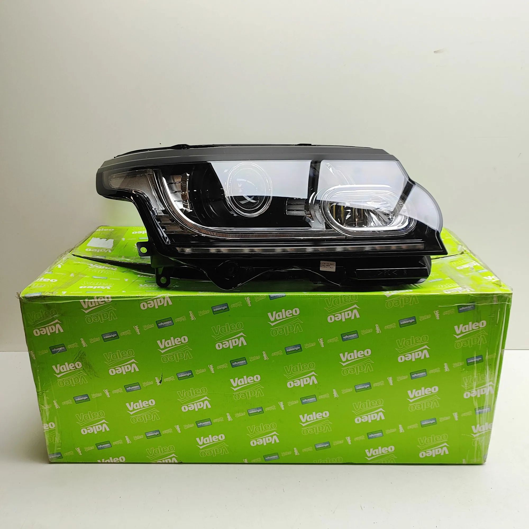 Land Rover Range Rover (L405) Front Right Headlight CK52-13W029-DD Front Right Headlight LAND ROVER...