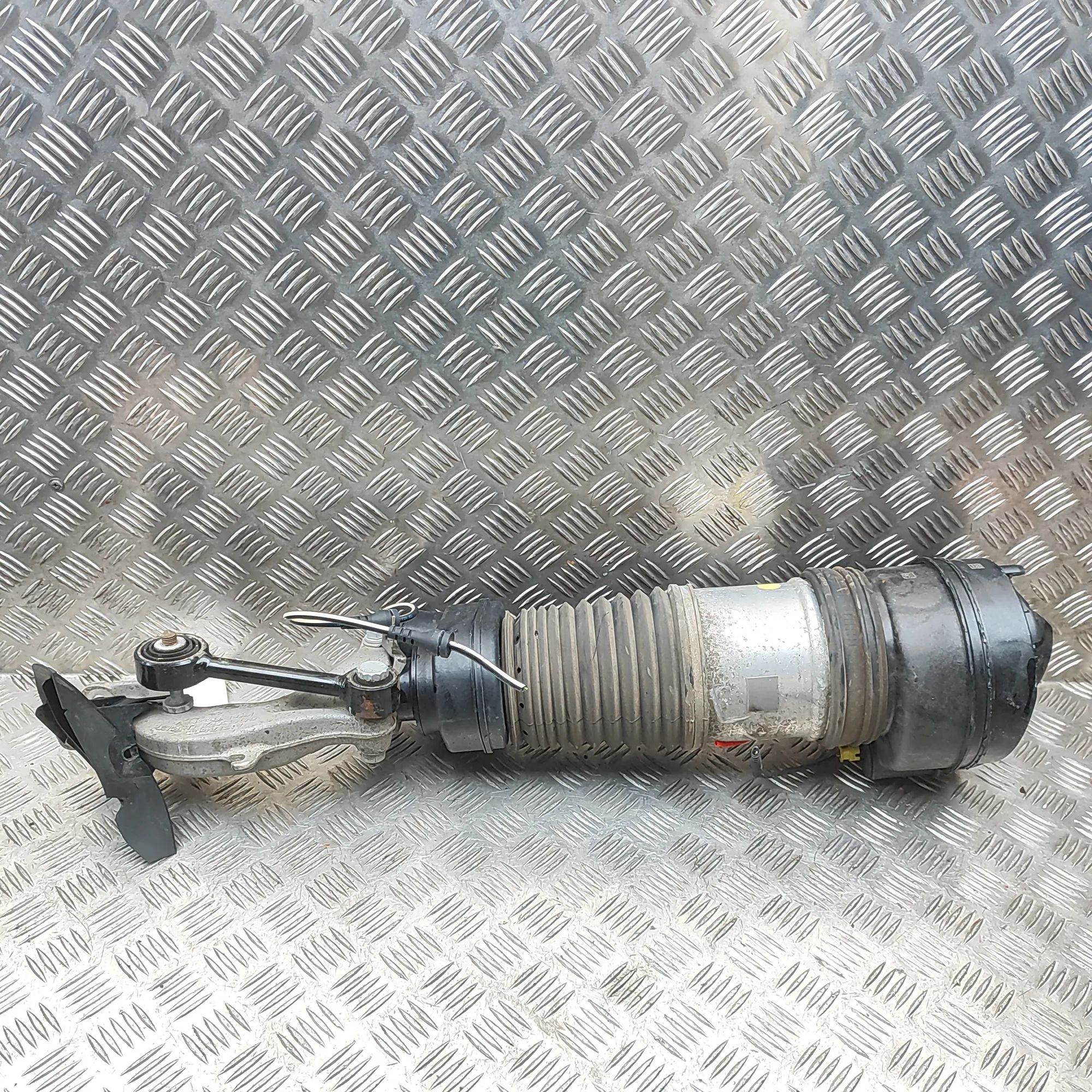 Porsche Cayenne Front Left Air Shock Absorber 4M0413037, 9Y0616039B Front Left Air Shock Abso...