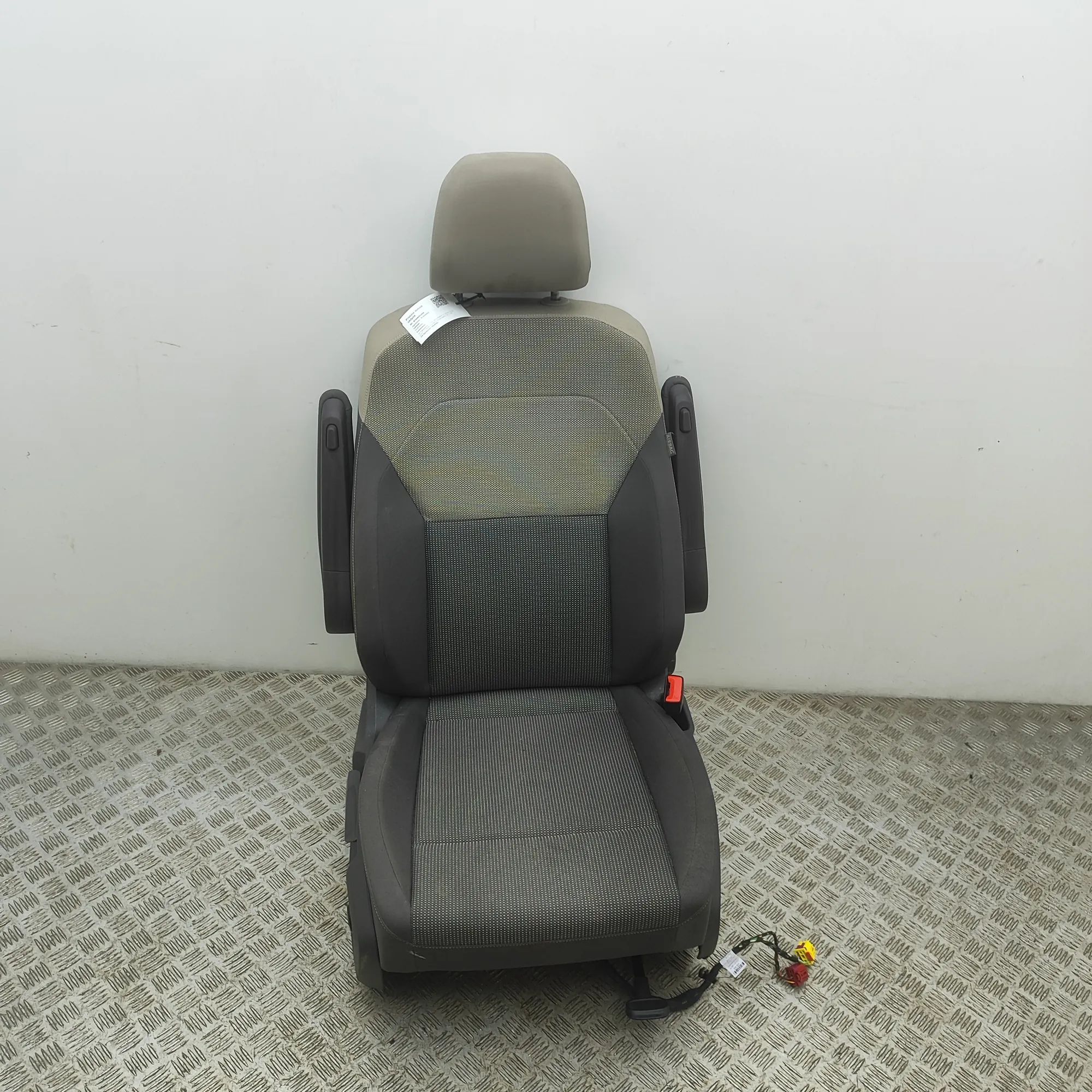 Volkswagen Multivan (T7) Front Right Seat 7T0883376E Front Right Seat VW MULTIVAN (T7 STM...