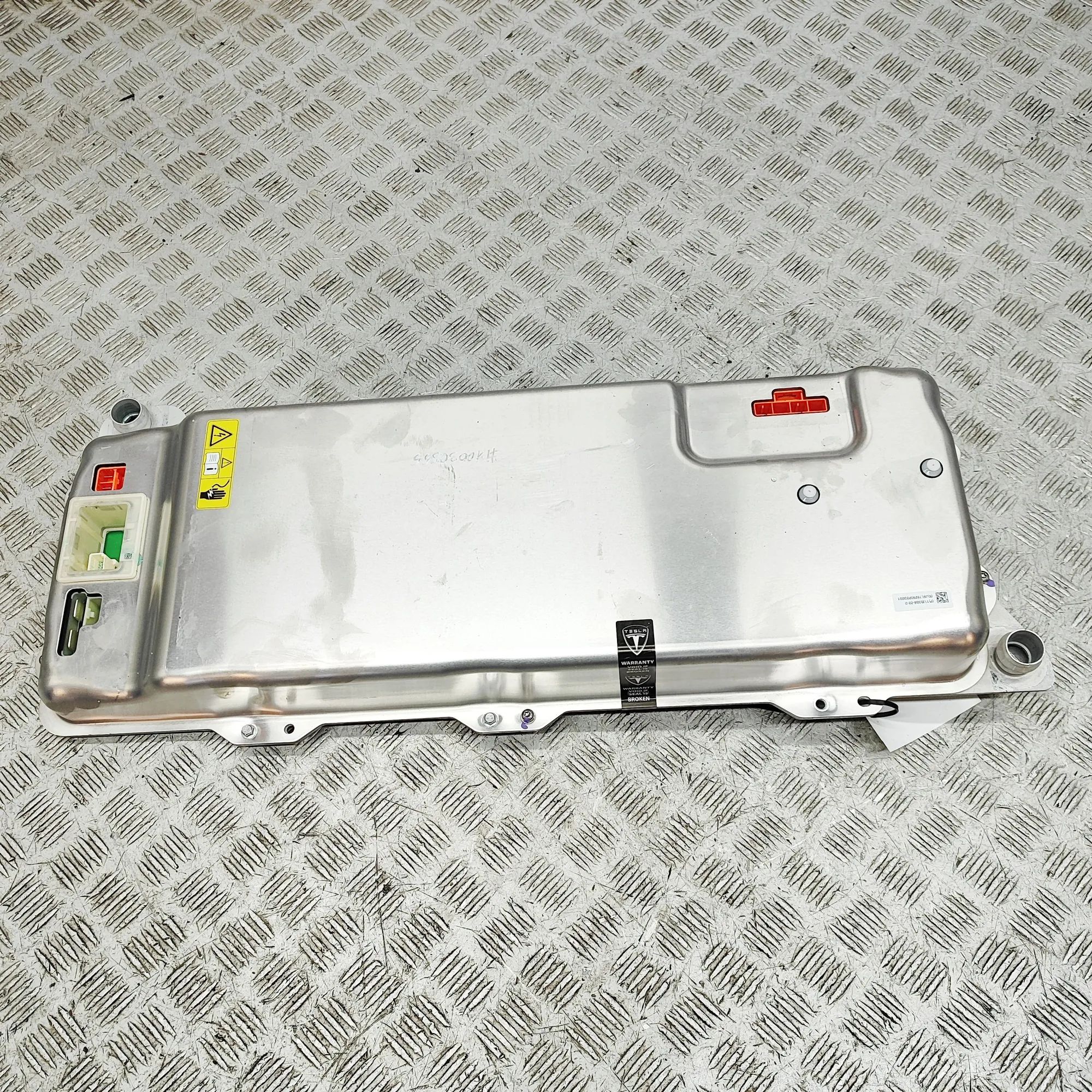 Tesla Model 3 Invertteri 1071917-00-E, 1135558-02-D, 1093219-10-G Invert...
