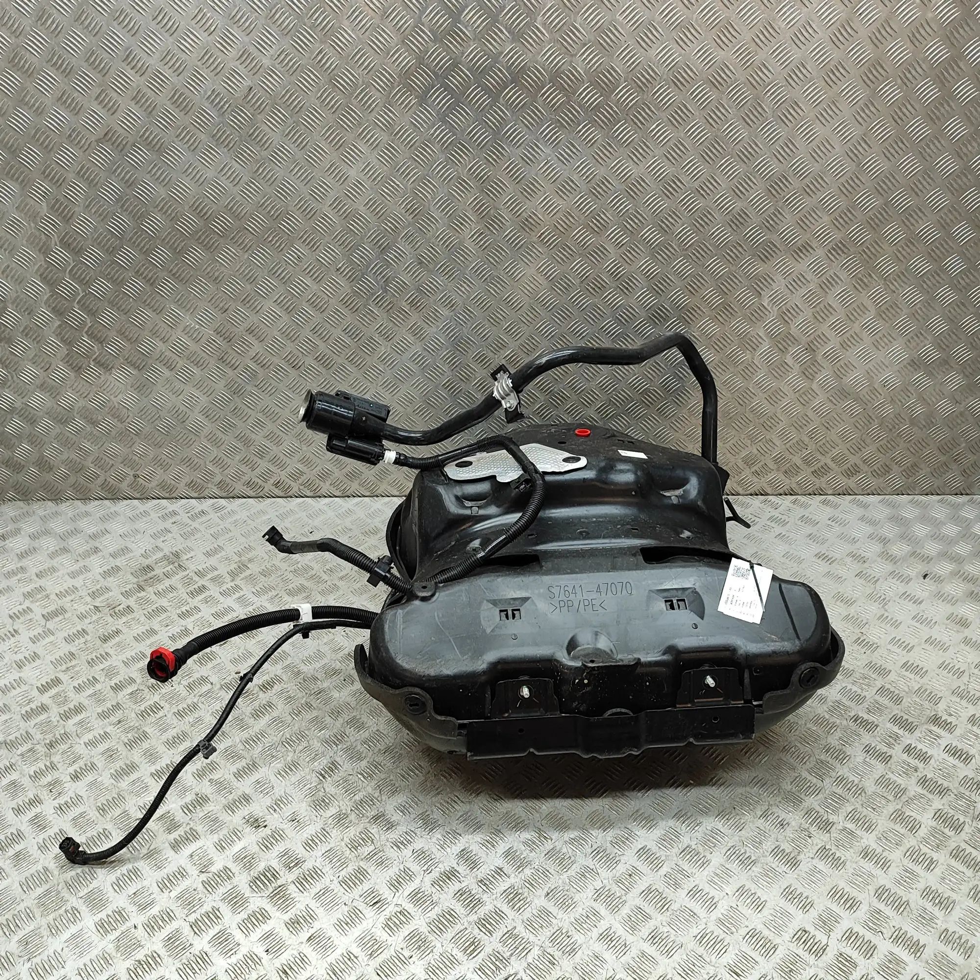 Toyota Prius fuel tank 77020-47210, 292200-1010, S7641-47070 Fuel Tank...