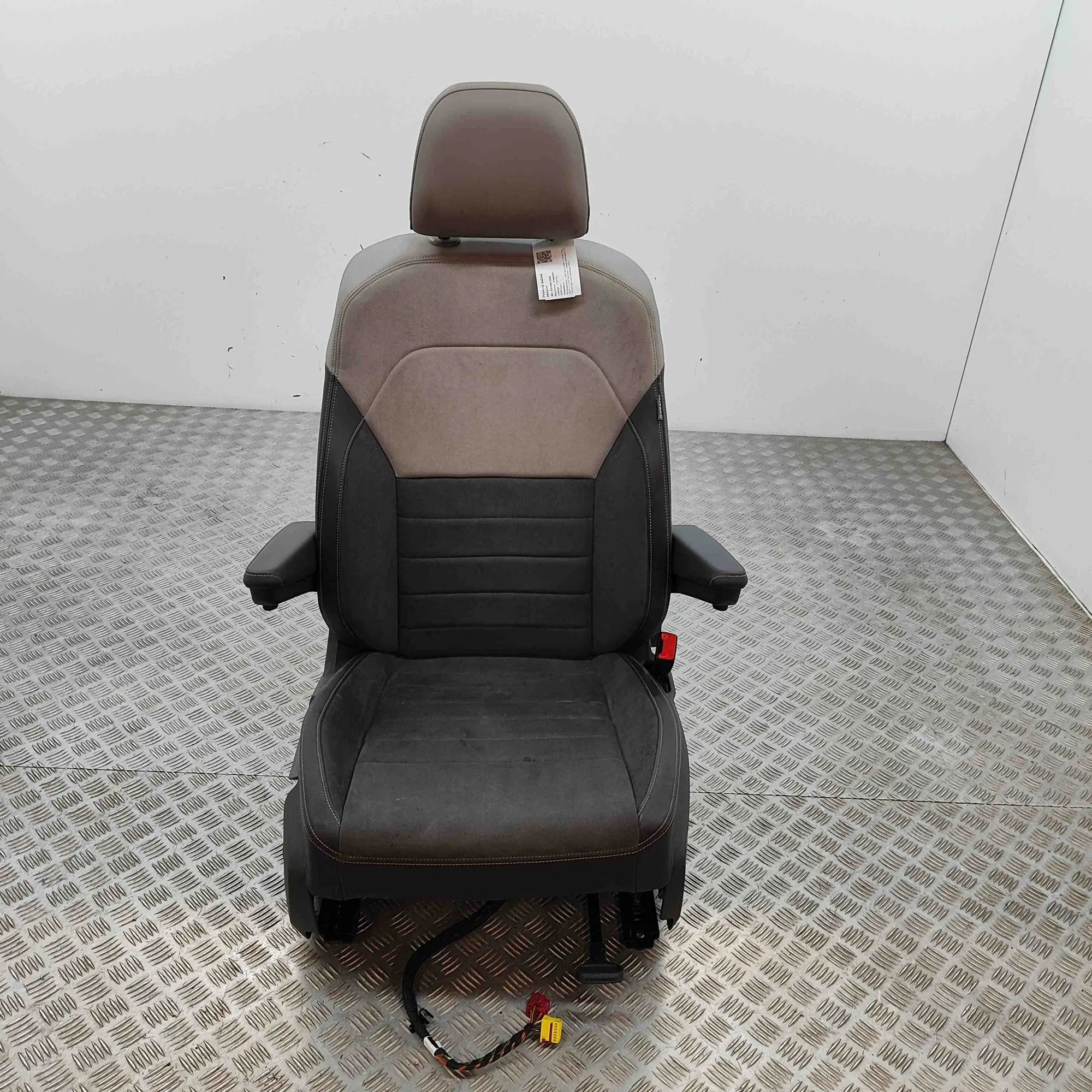 Volkswagen Multivan (T7) Front Right Seat 7T0881106A Front Right Seat VW MULTIVAN (T7 STM...