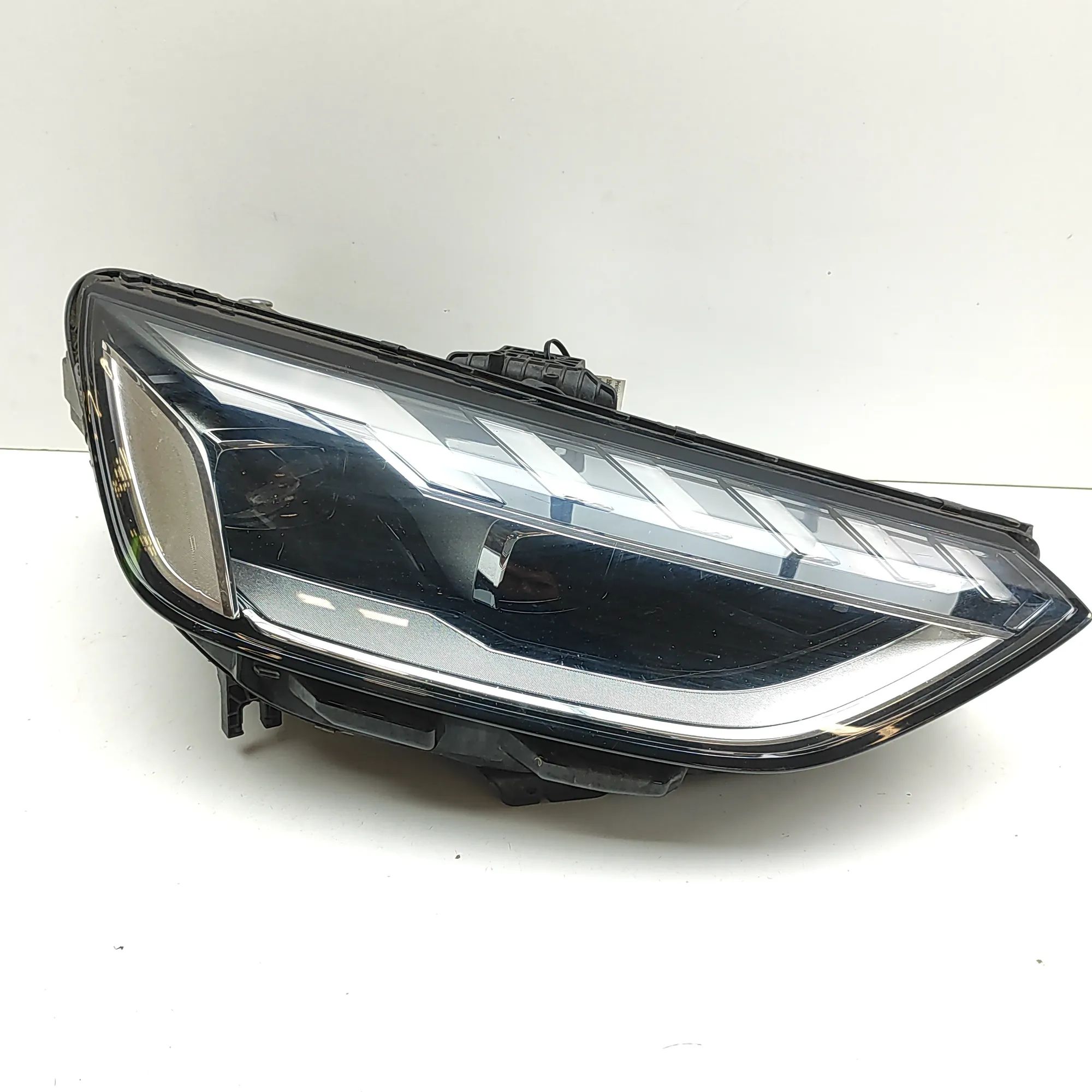 Audi A4 (B9) Front Right Headlight 8W0941034E Front Right Headlight AUDI A4 (8W2, ...
