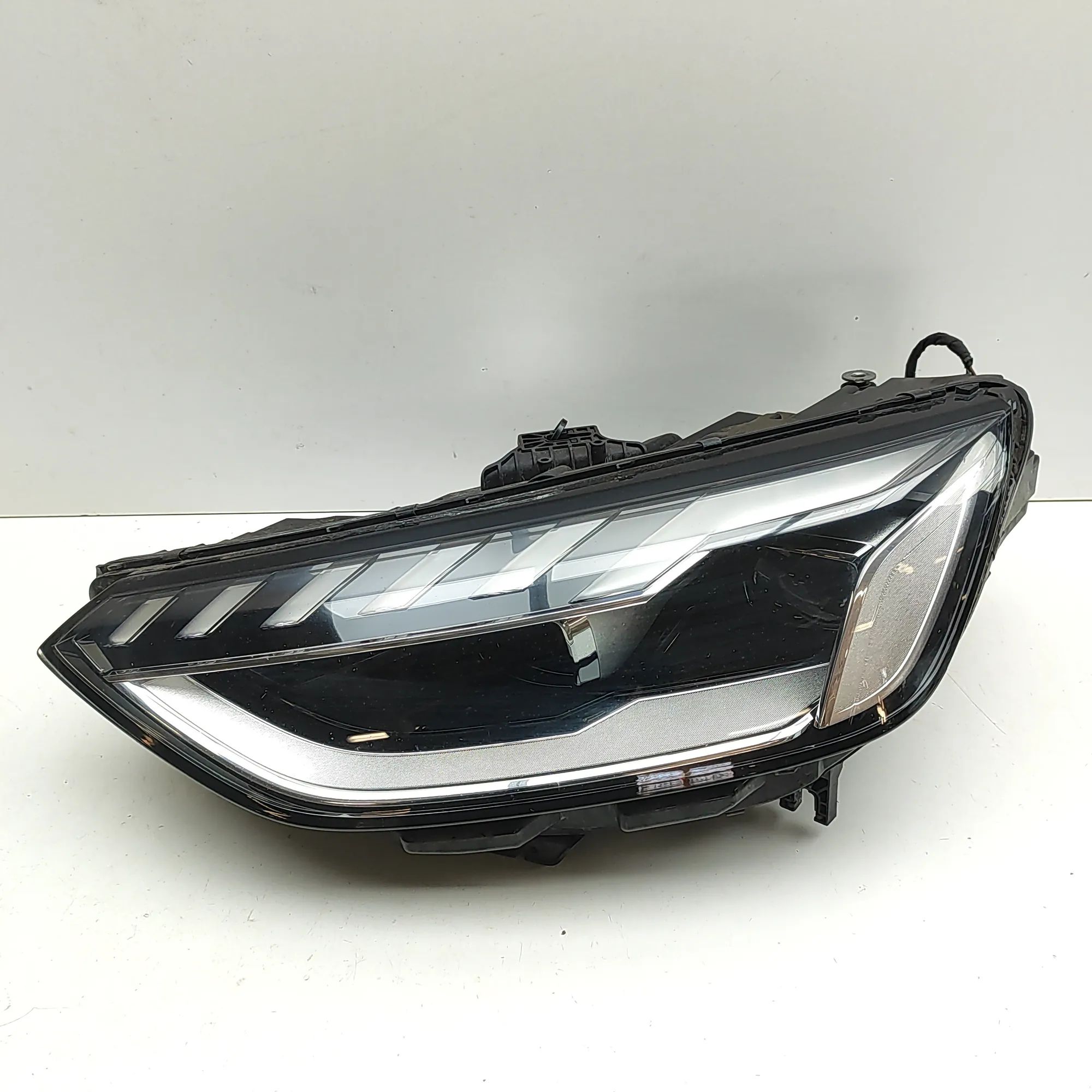Audi A4 (B9) Front Left Headlight 8W0941033E Front Left Headlight AUDI A4 (8W2, B...