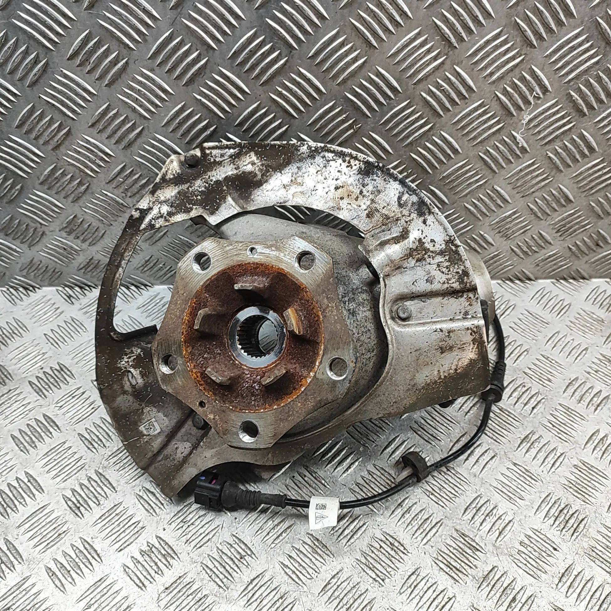 Porsche 911 (992) Front Left Wheel Hub
