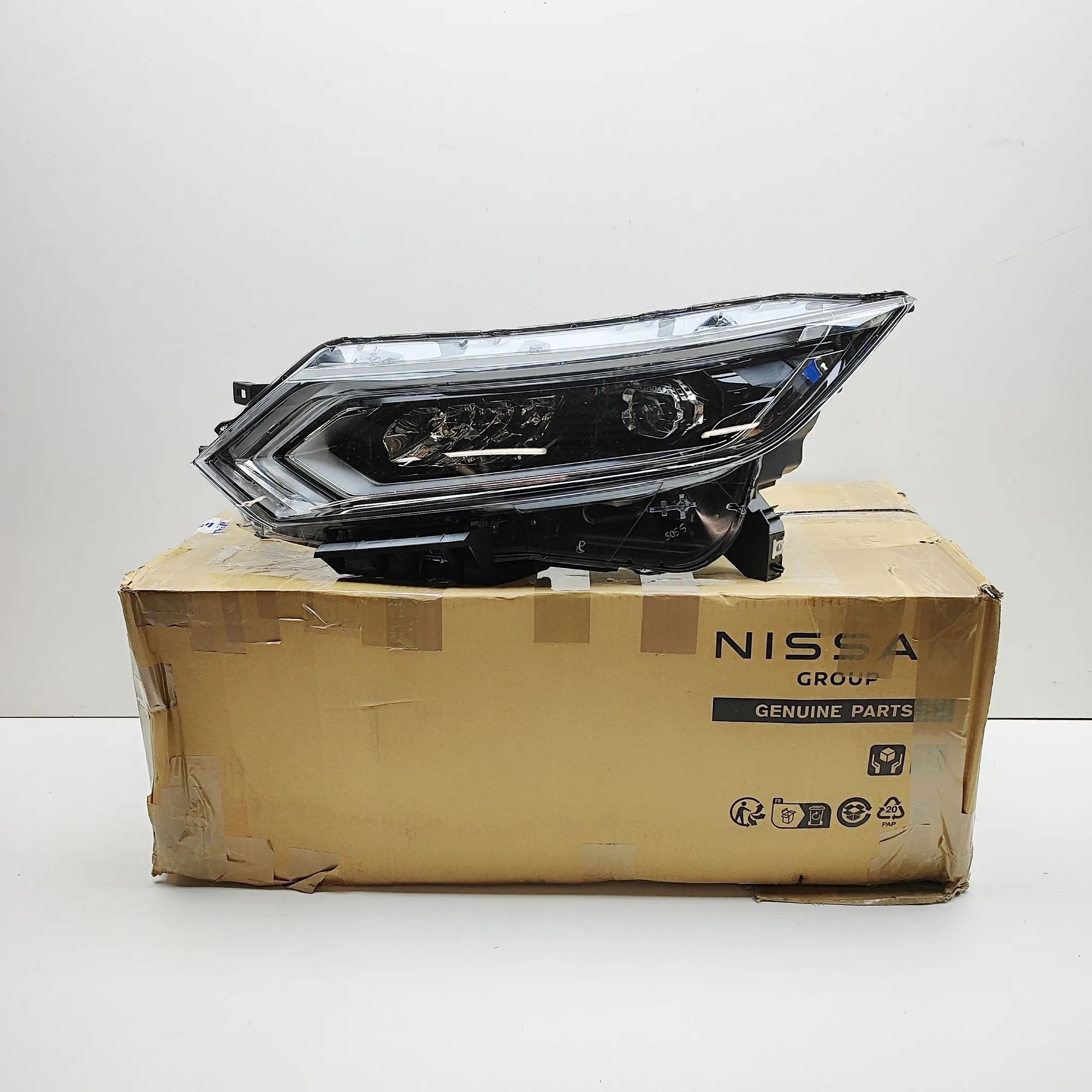 Nissan Qashqai (J11) Front Left Headlight 26060-HV05B Front Left Headlight NISSAN QASHQAI...