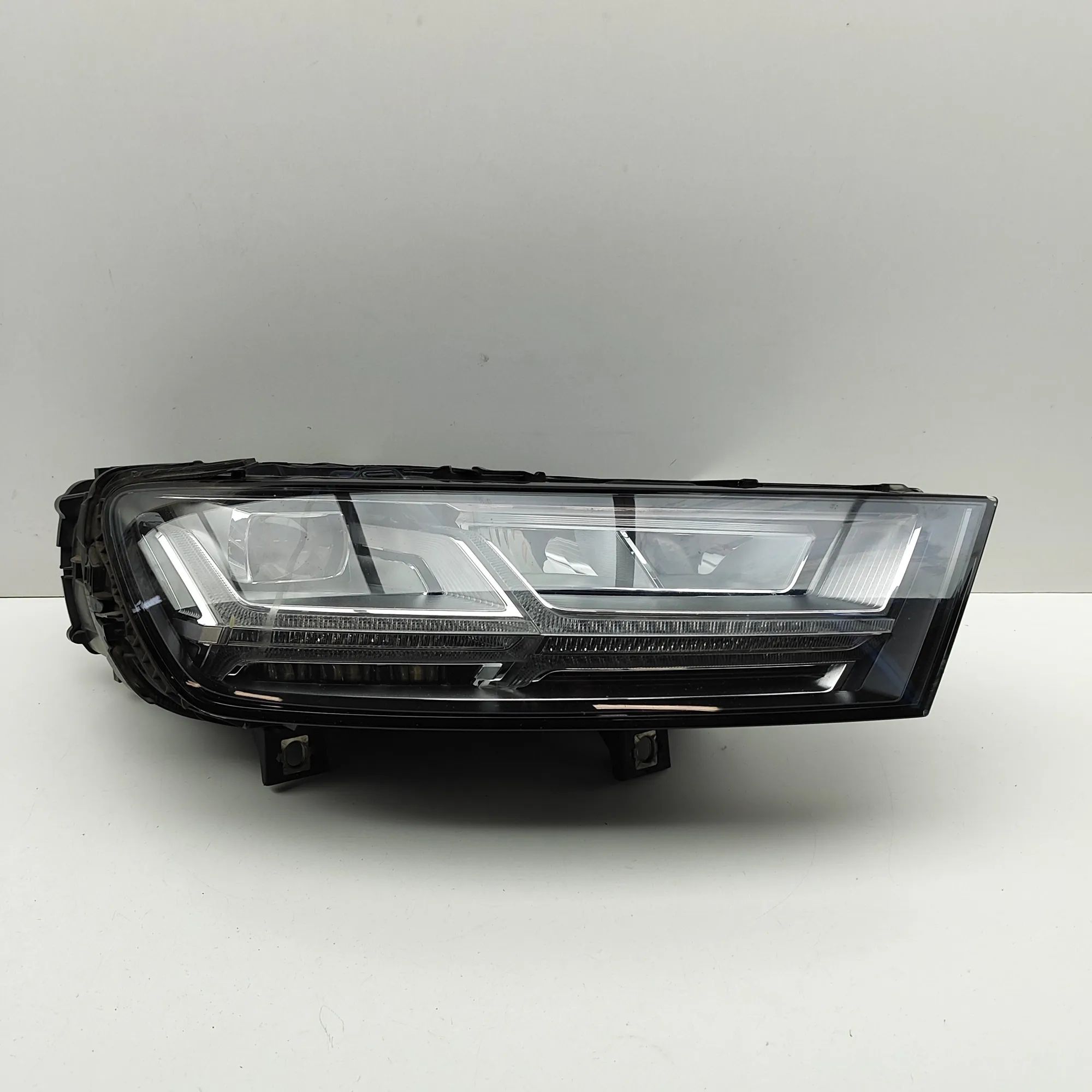Audi Q7 (4M) Front Right Headlight 7PP941572AB, 7PP941572A, 4M0941034A Front Right...