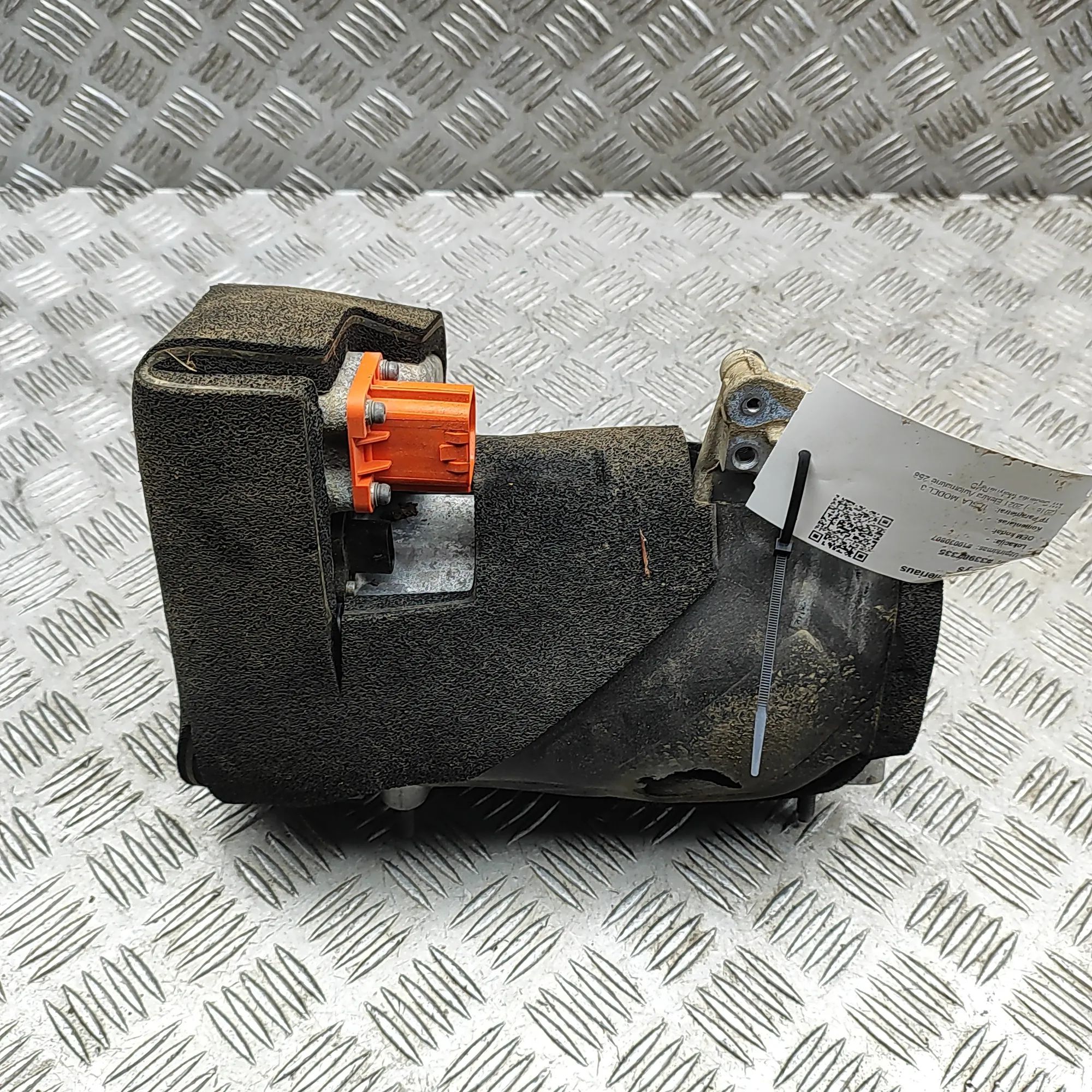 Tesla Model 3 Air Condition A/C Pump 1582668-00-F Air Condition A/C Pump TESLA MODEL...