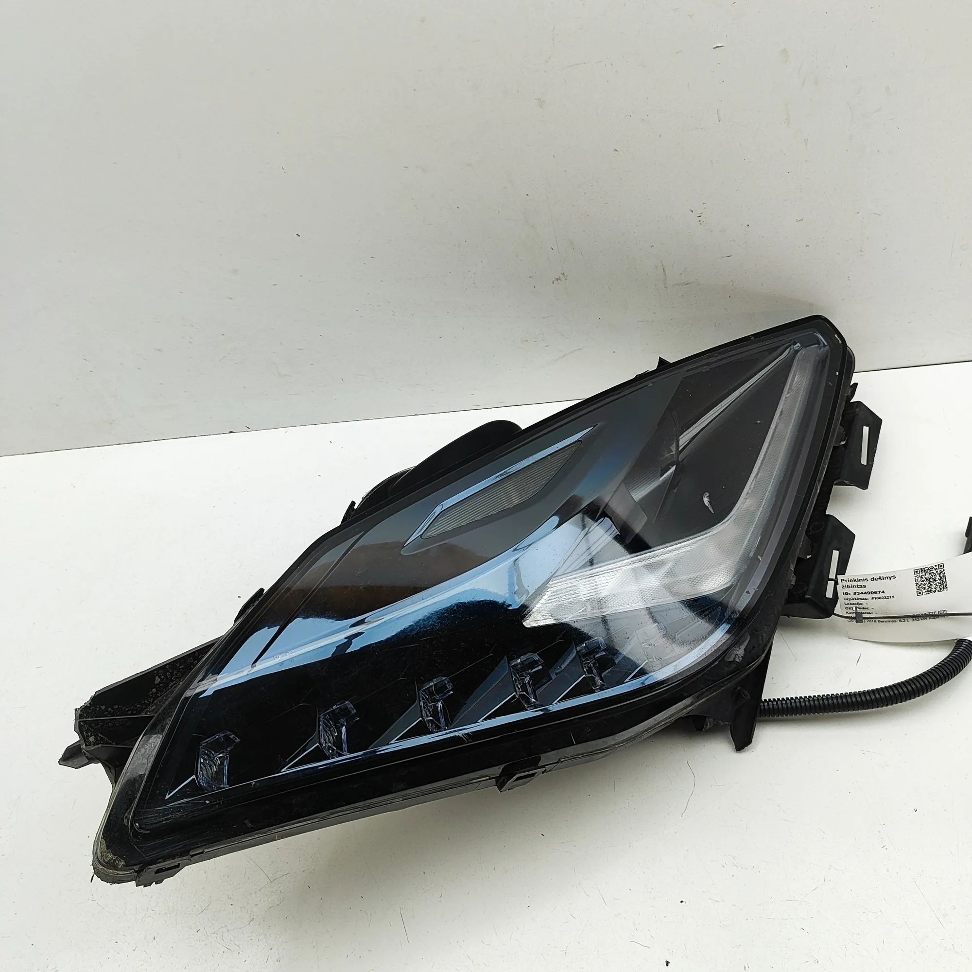Chevrolet Corvette (C7) Front Right Headlight 84122616 Front Right Headlight CHEVROLET CORVET...