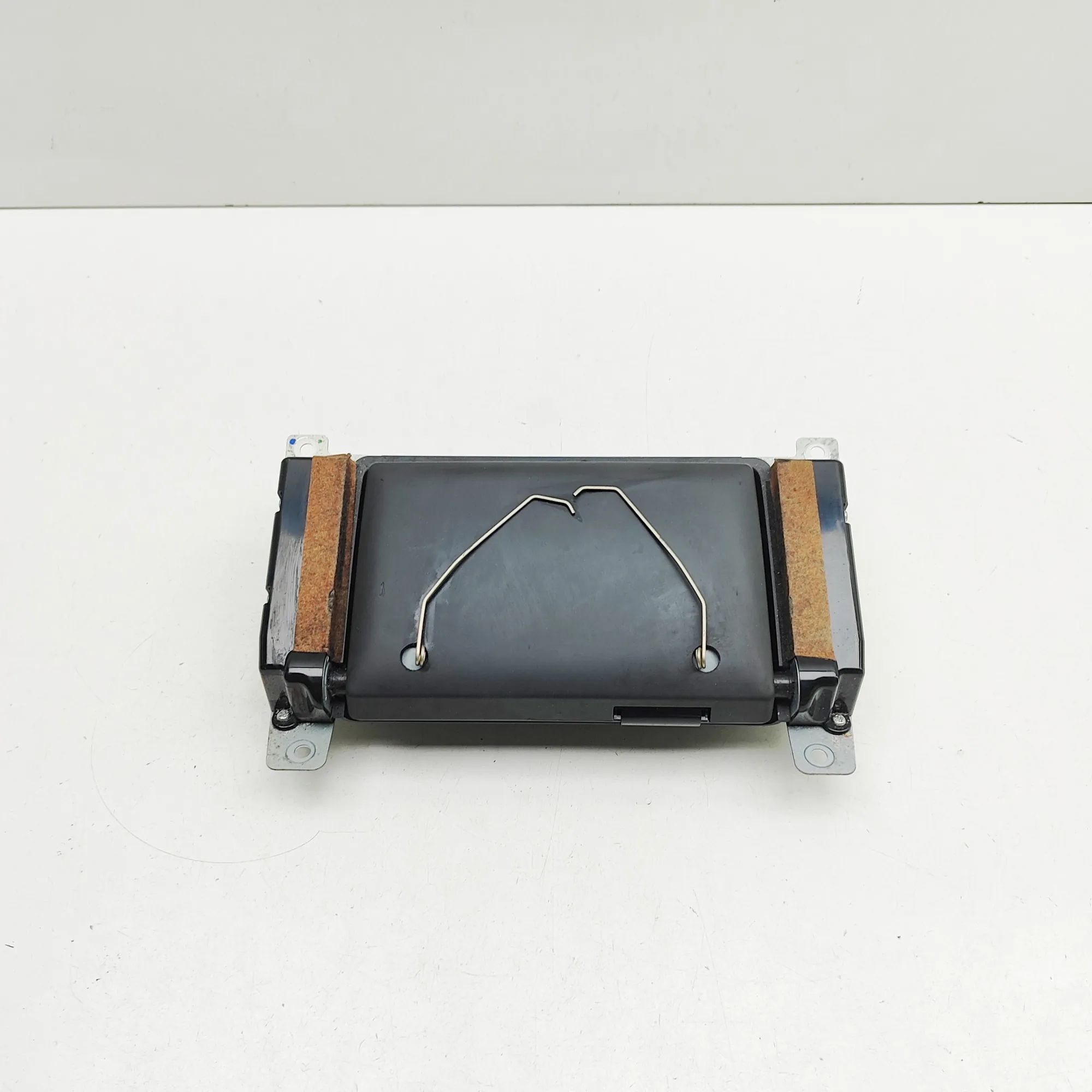 Navigation Screen Display Brand/Model: ASTON MARTIN DB9
Year: 2008
Engine...