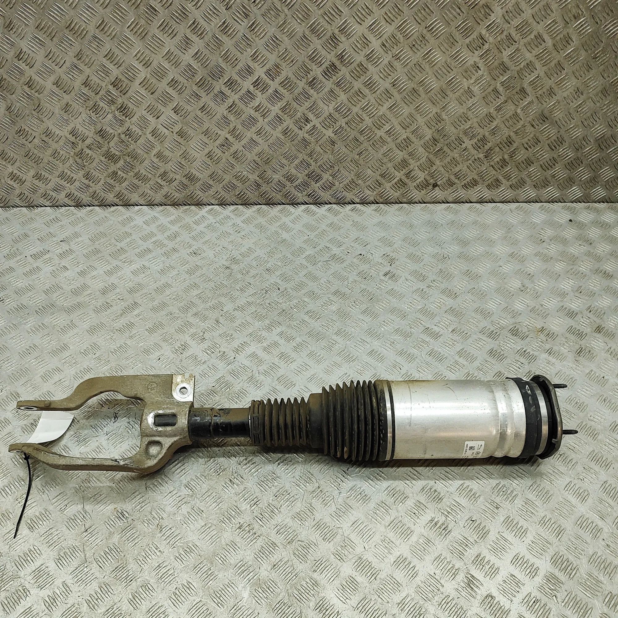 Land Rover Defender Front Right Air Shock Absorber M8B2-3C285-AA Front Right Air Shock Absorber LA...