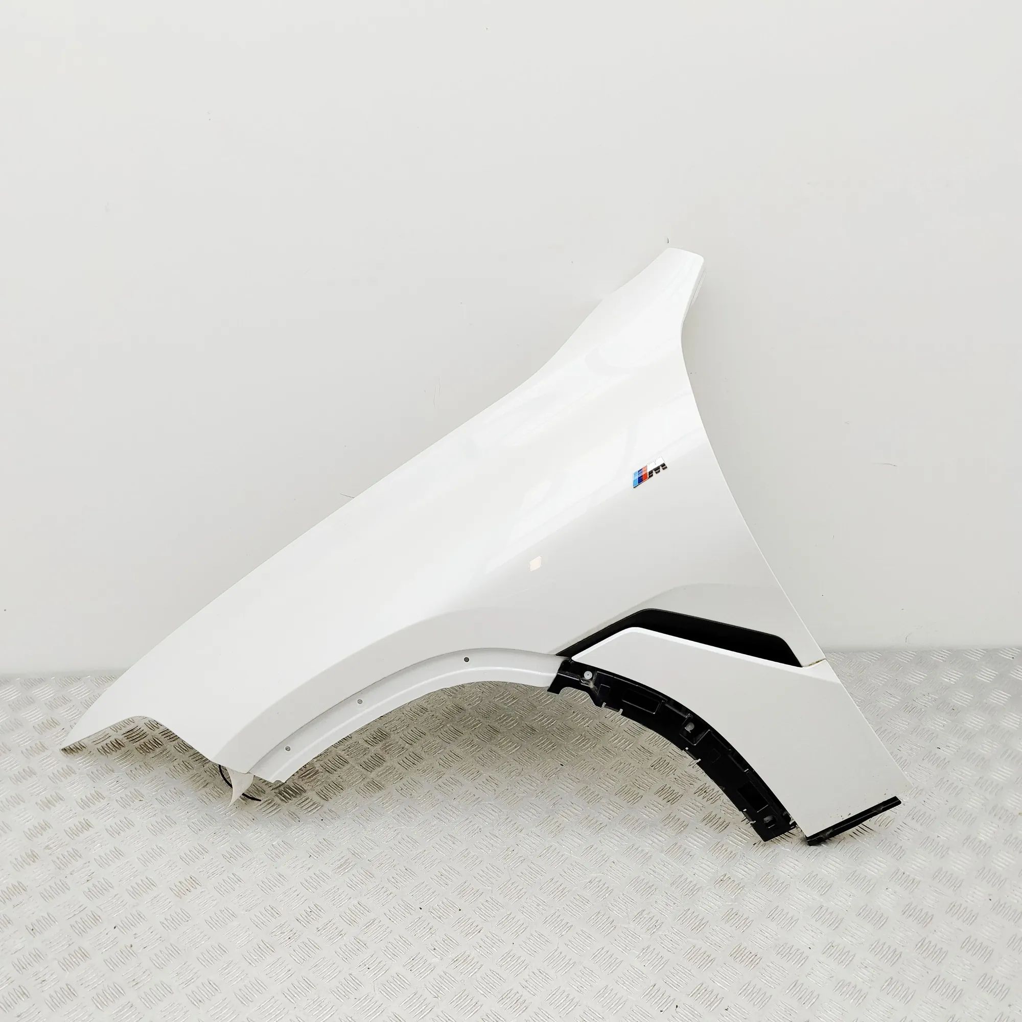 BMW X6 (G06) Front Left Fender 8737621 Front Left Fender BMW X6G06 (2019-...)
...