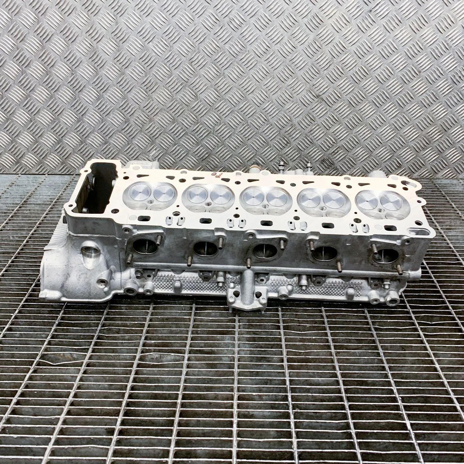BMW 5 (E60 / E61) Right Side Engine Head 1433076, 7833877, 7833880 Right Side Engine Hea...