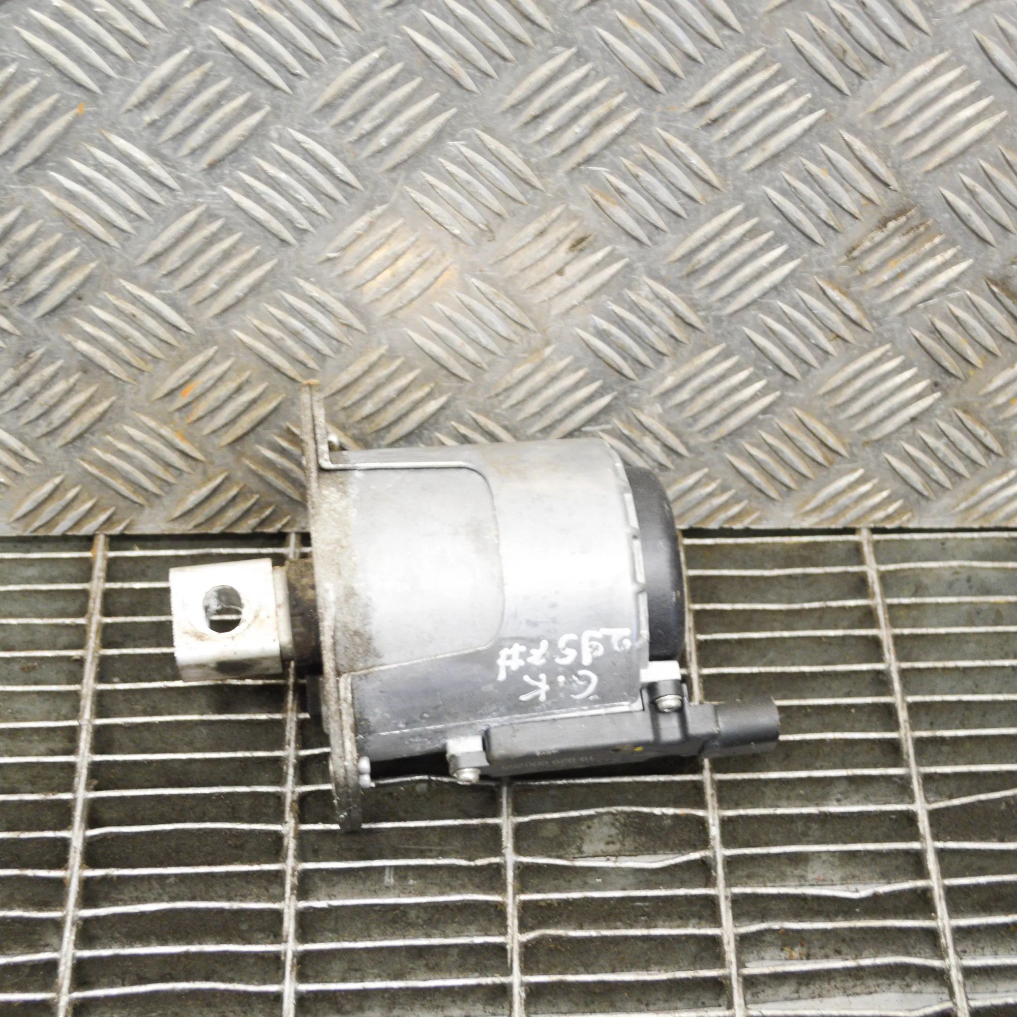 Porsche 911 (991) Left Side Engine Mount 992.199.384.A, 992199384A Left Side Engine Moun...