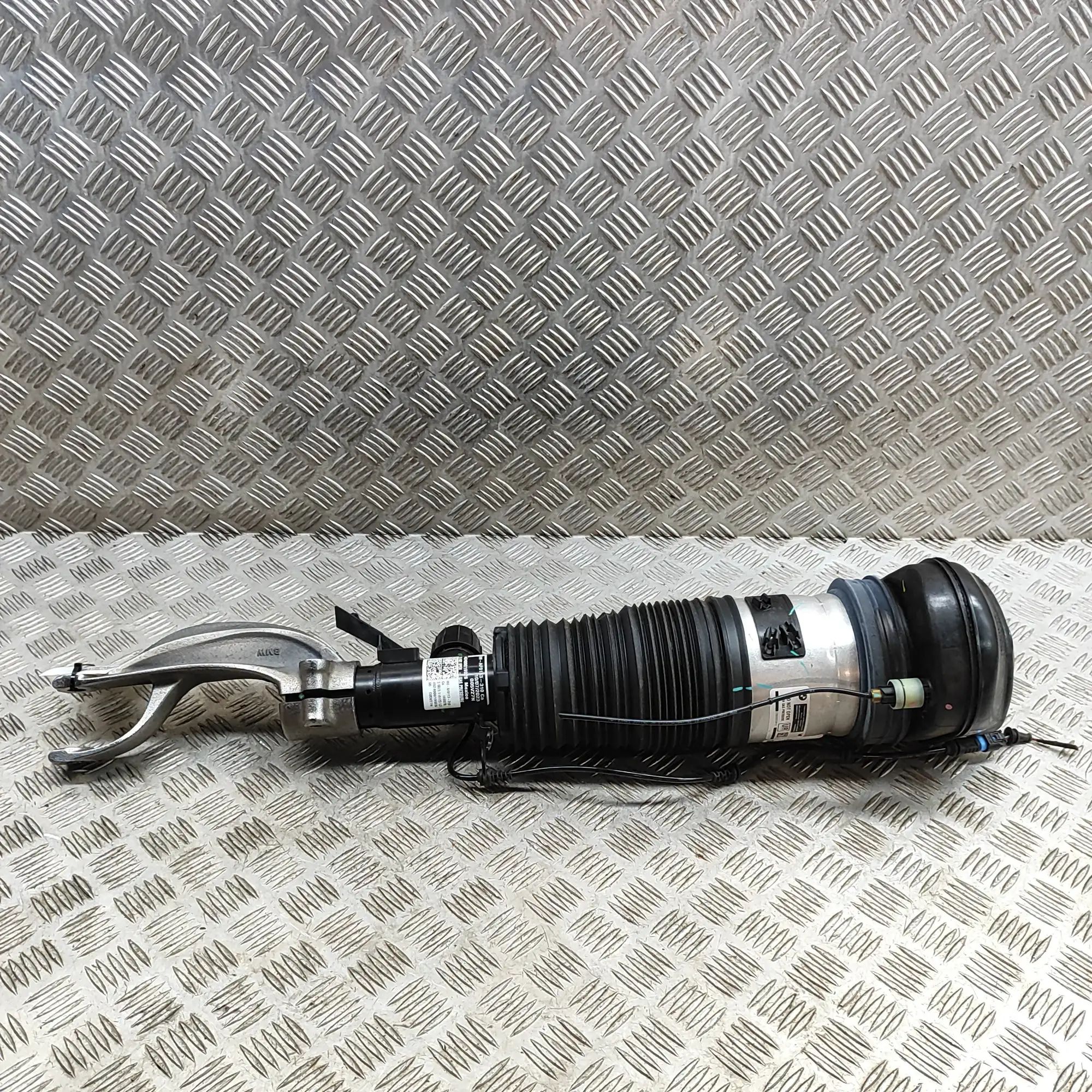 BMW X7 (G07) Front Right Air Shock Absorber 6876684, 6892426 Front Right Air Shock Absorber...