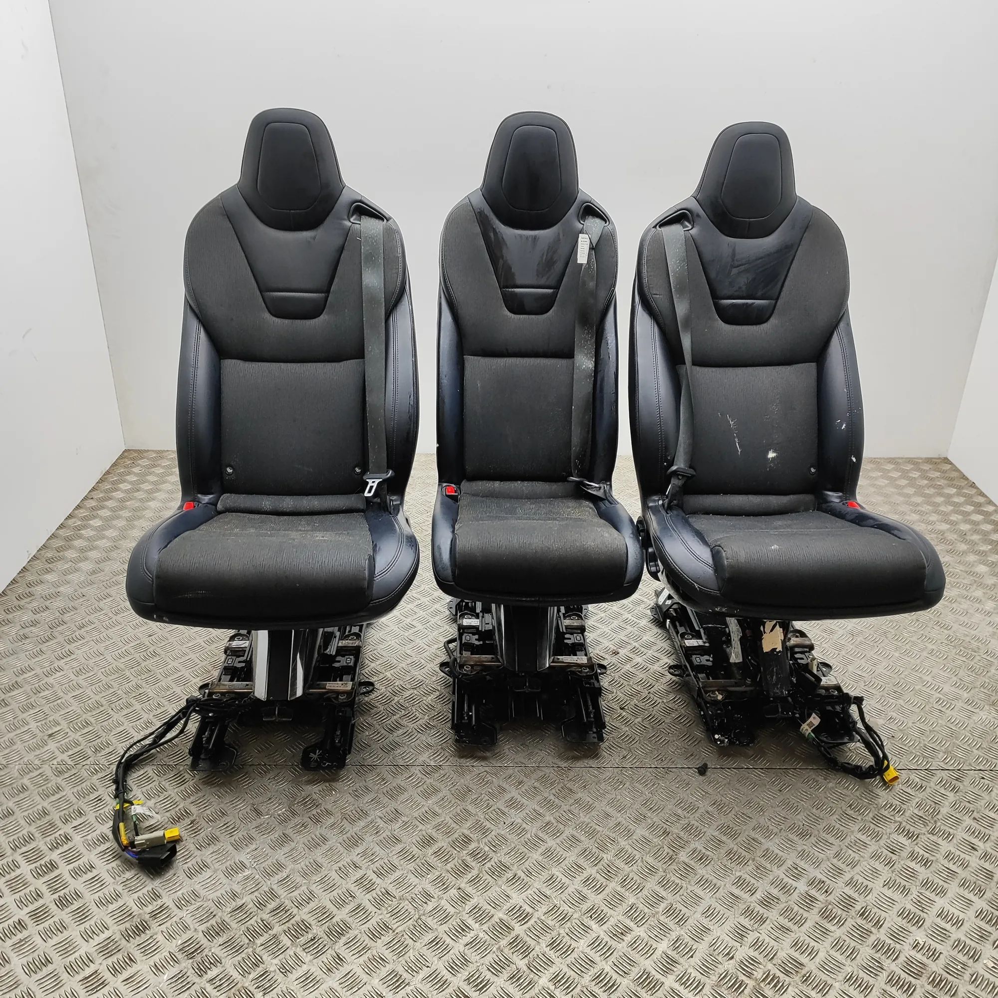 Tesla Model X Takapenkki 1059717-00-C, 1059717-00-E Rear Seat TESLA MODE...