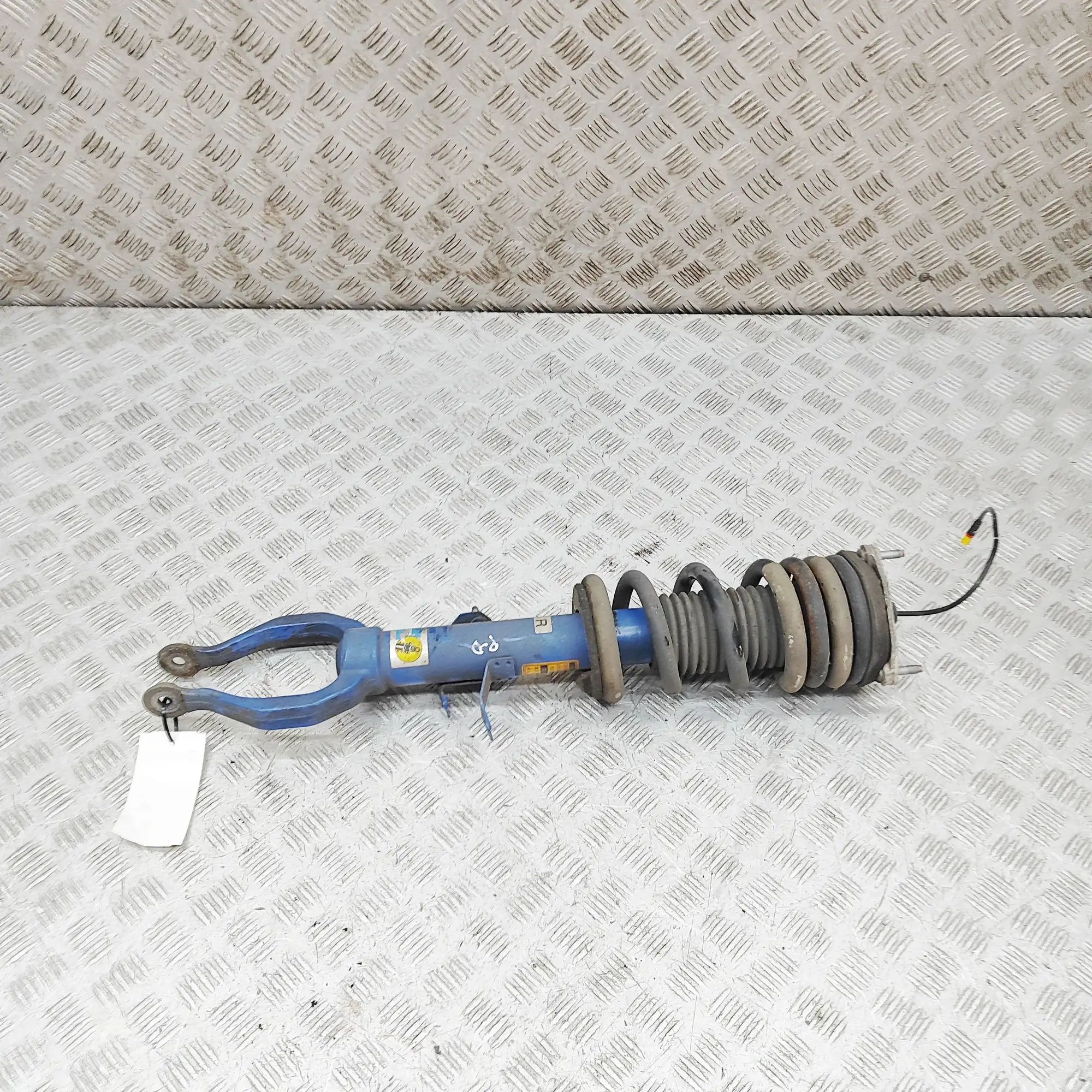 Nissan GT-R Front Right Shock Absorber E6110-KB50A Front Right Shock Absorber NISSAN G...