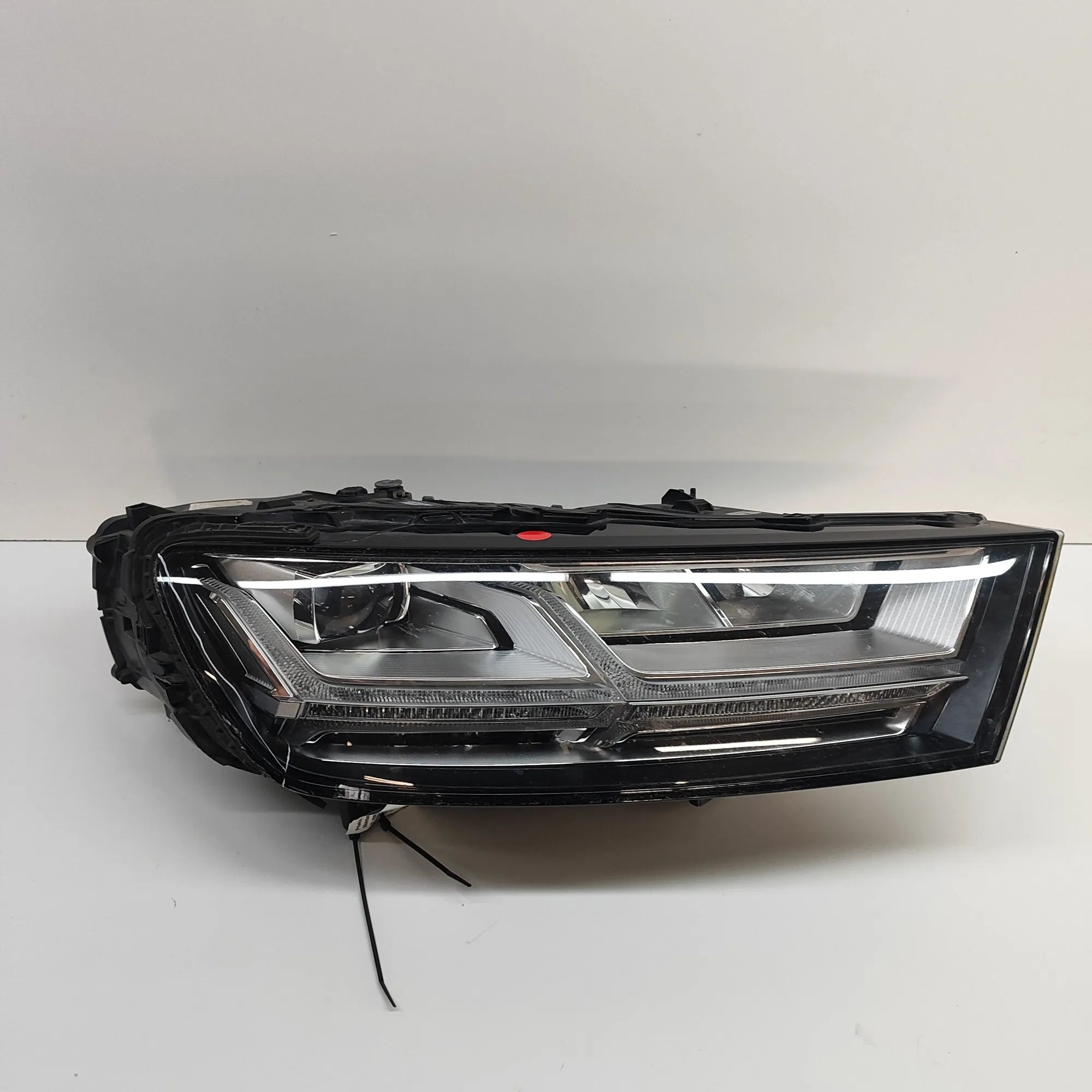 Audi Q7 (4L) Front Right Headlight 4M0941034A Front Right Headlight AUDI Q7 (4M) (...