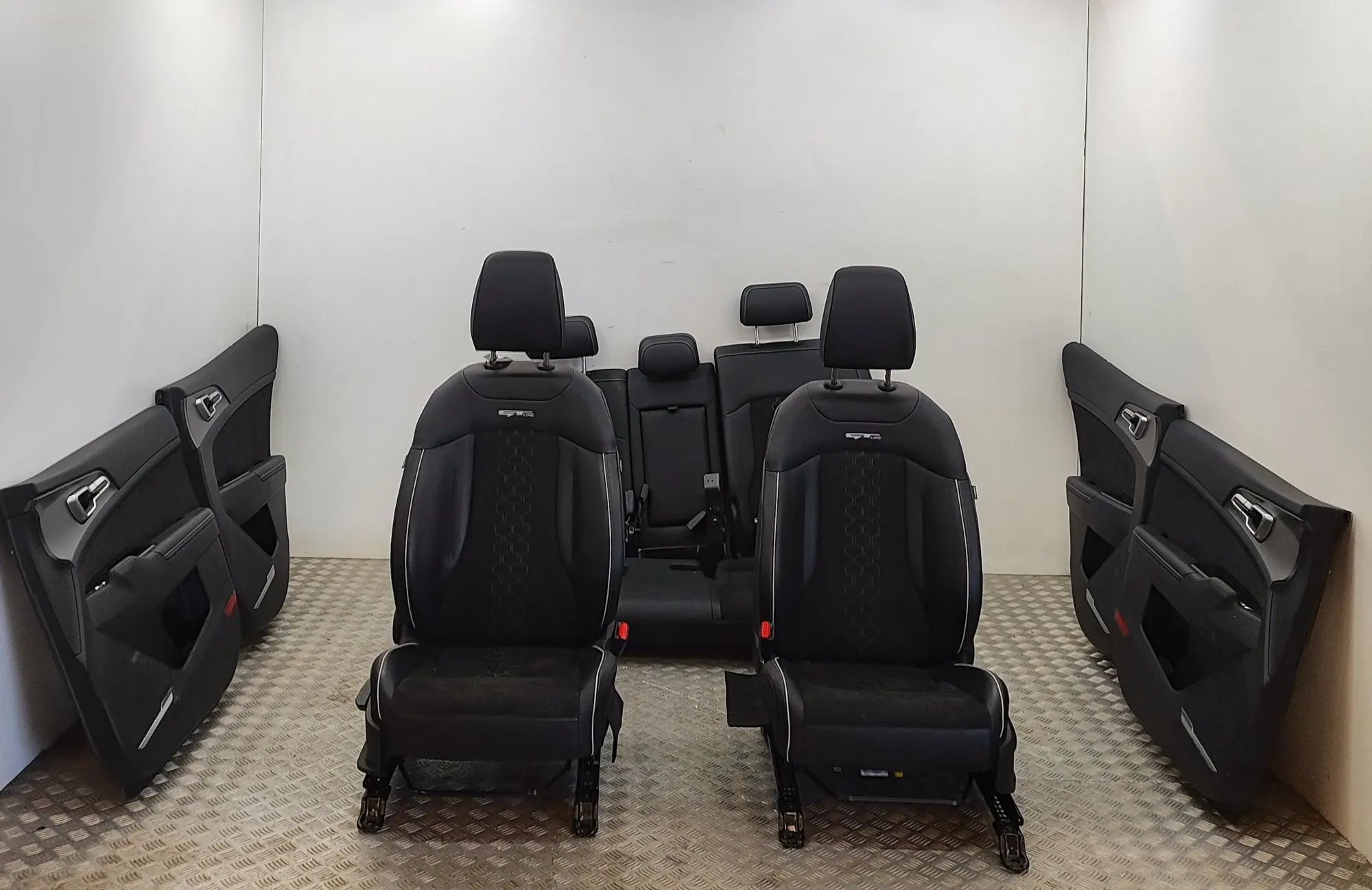 Kia Sportage Interior Seats W/ Door Cards Kit 82332-R2010, 82341-R2010, 82342-R2010, 82331-R2...