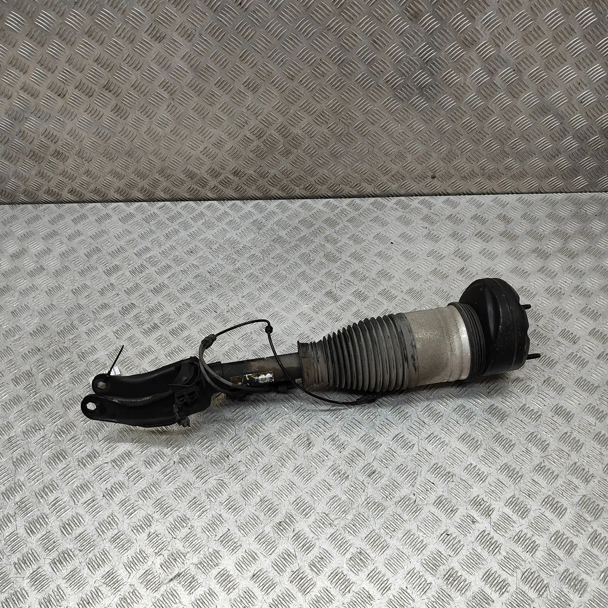 Mercedes-Benz GLE (W167) Front Right Air Shock Absorber A1673203213 Front Right Air Shock Absorber MERC...