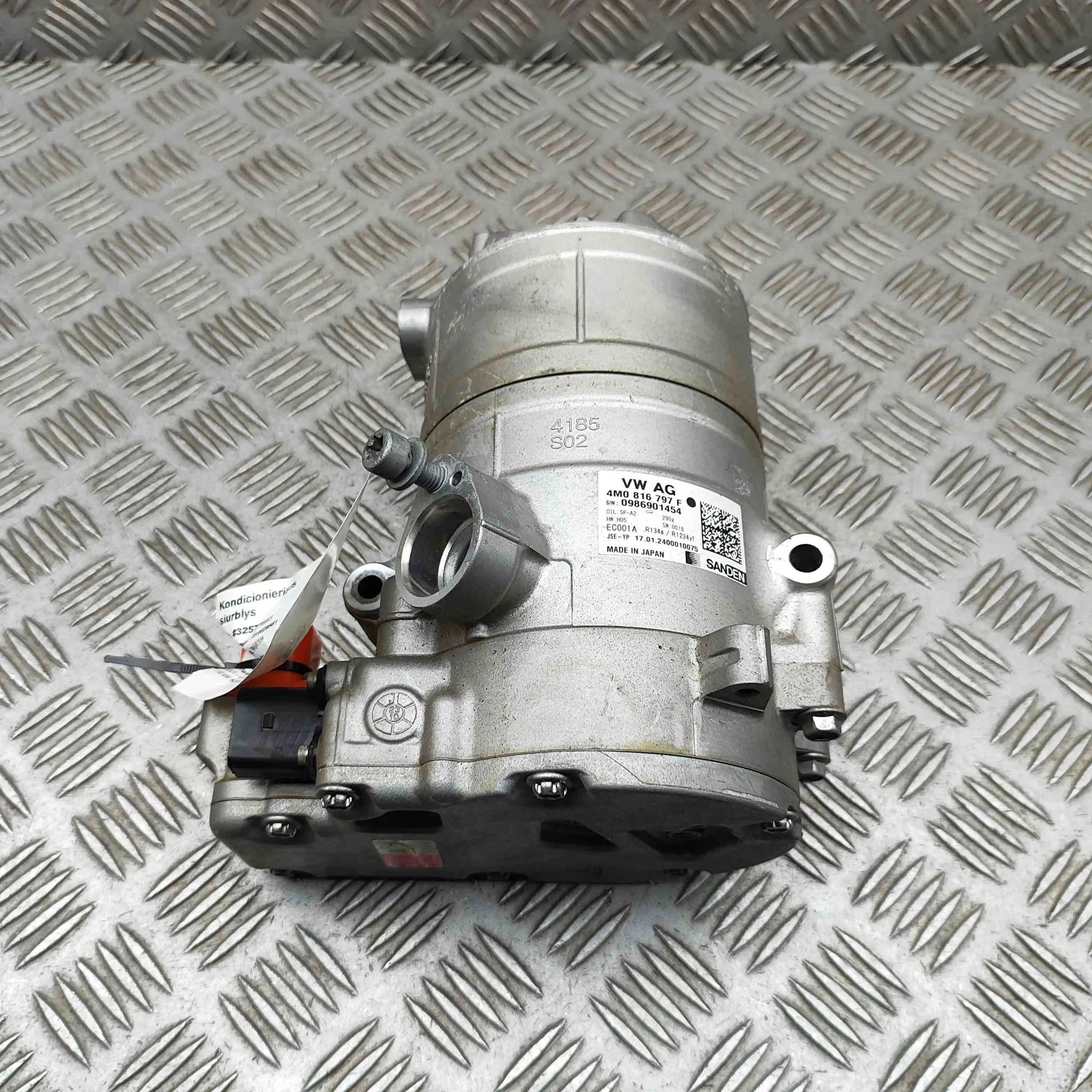 Volkswagen Multivan (T7) Air Condition A/C Pump 4M0816797F Air Condition A/C Pump VW MULTIVAN (...