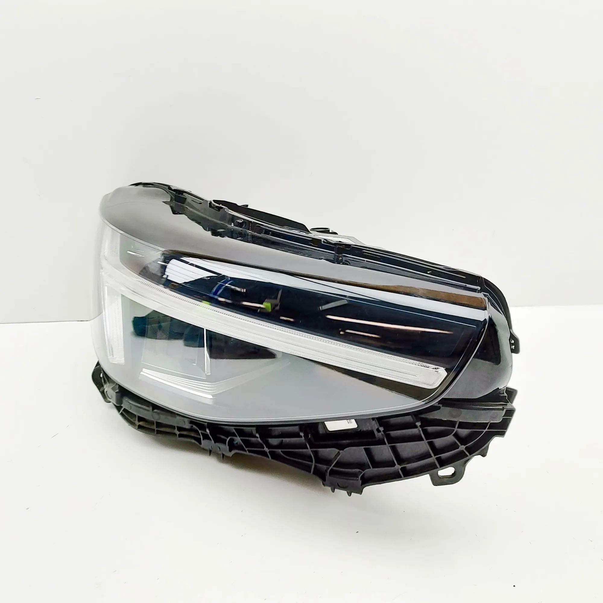 Volvo XC40 / EX40 Front Right Headlight 32404668 Front Right Headlight VOLVO XC40 (536)...