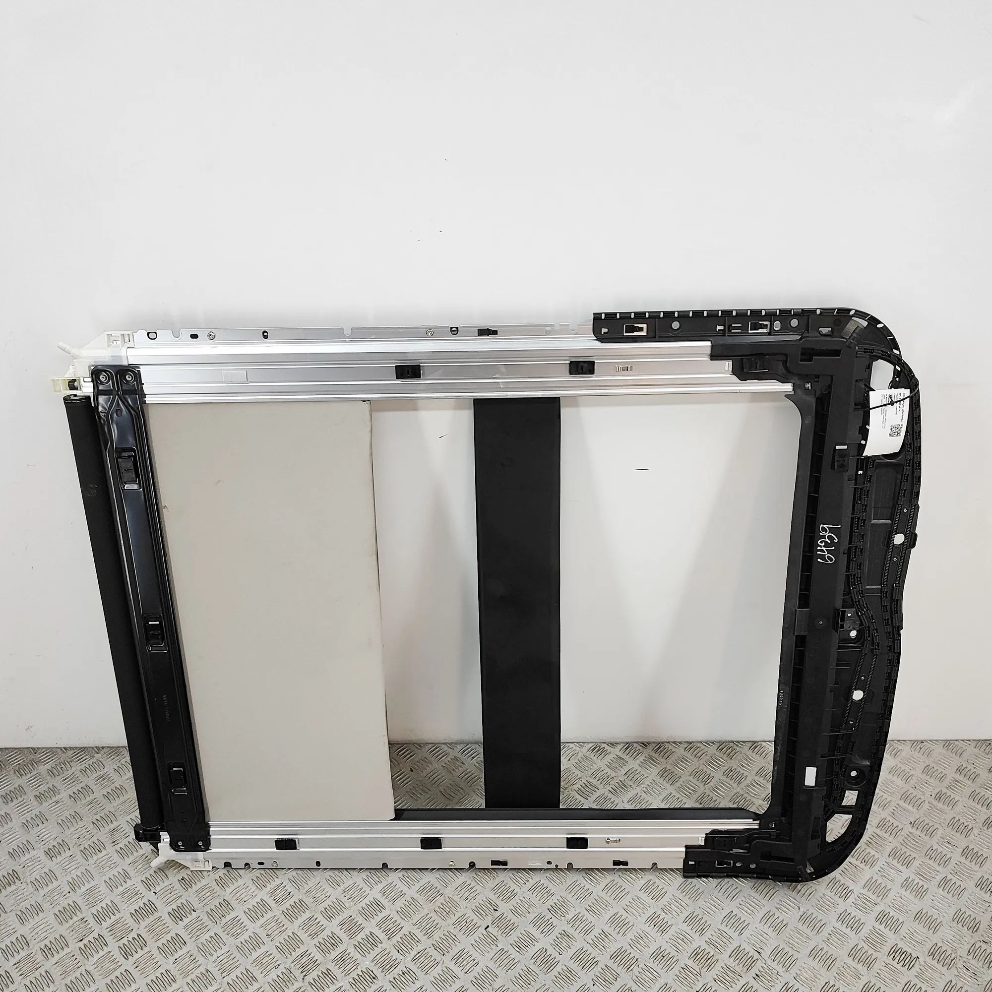 Nissan Ariya Sunroof Sun Blind Roller 91250-5MP1A, 91306-5MP2A Sunroof Sun Blind Roll...