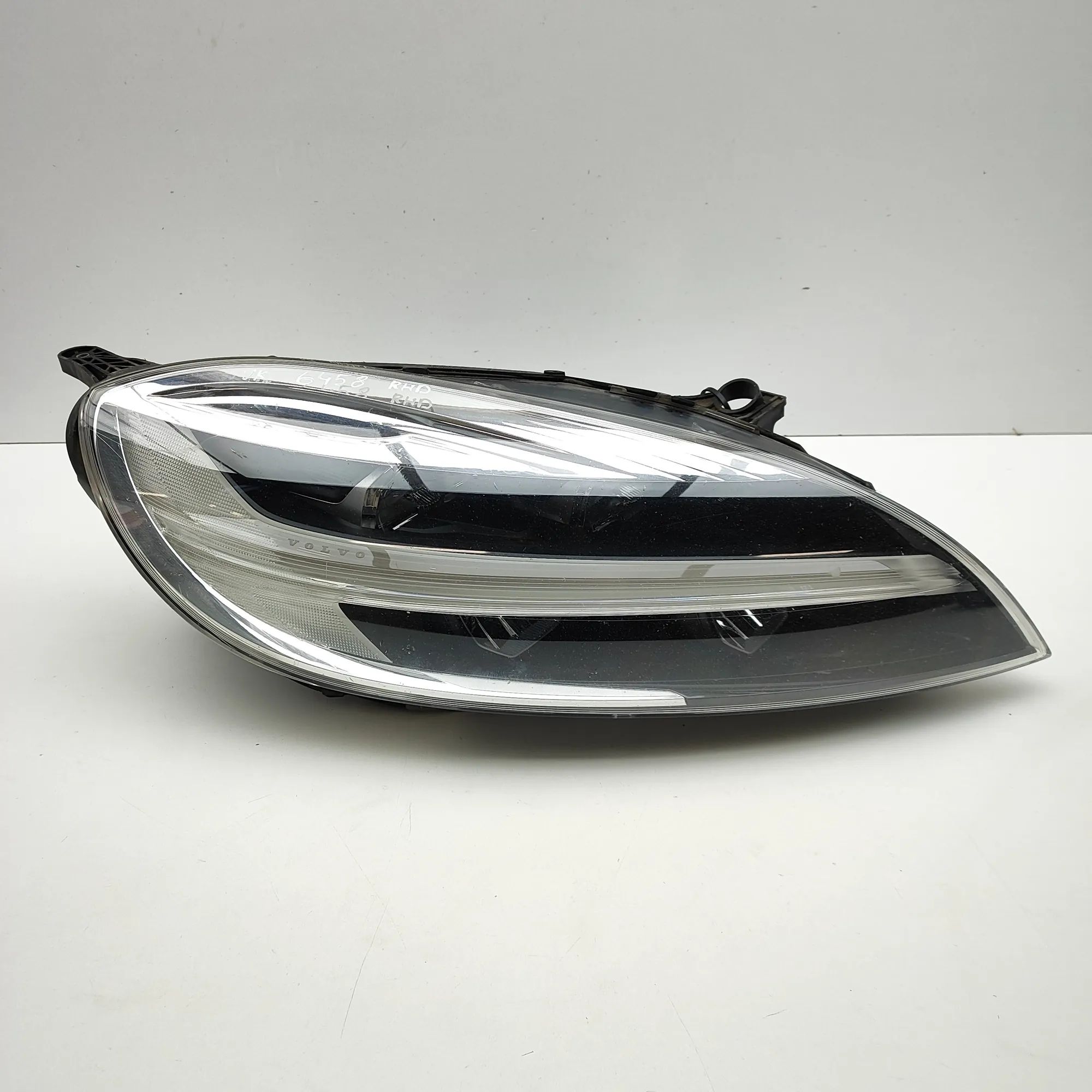 Volvo V40 Front Right Headlight 31677021 Front Right Headlight VOLVO V40 (Hatch...