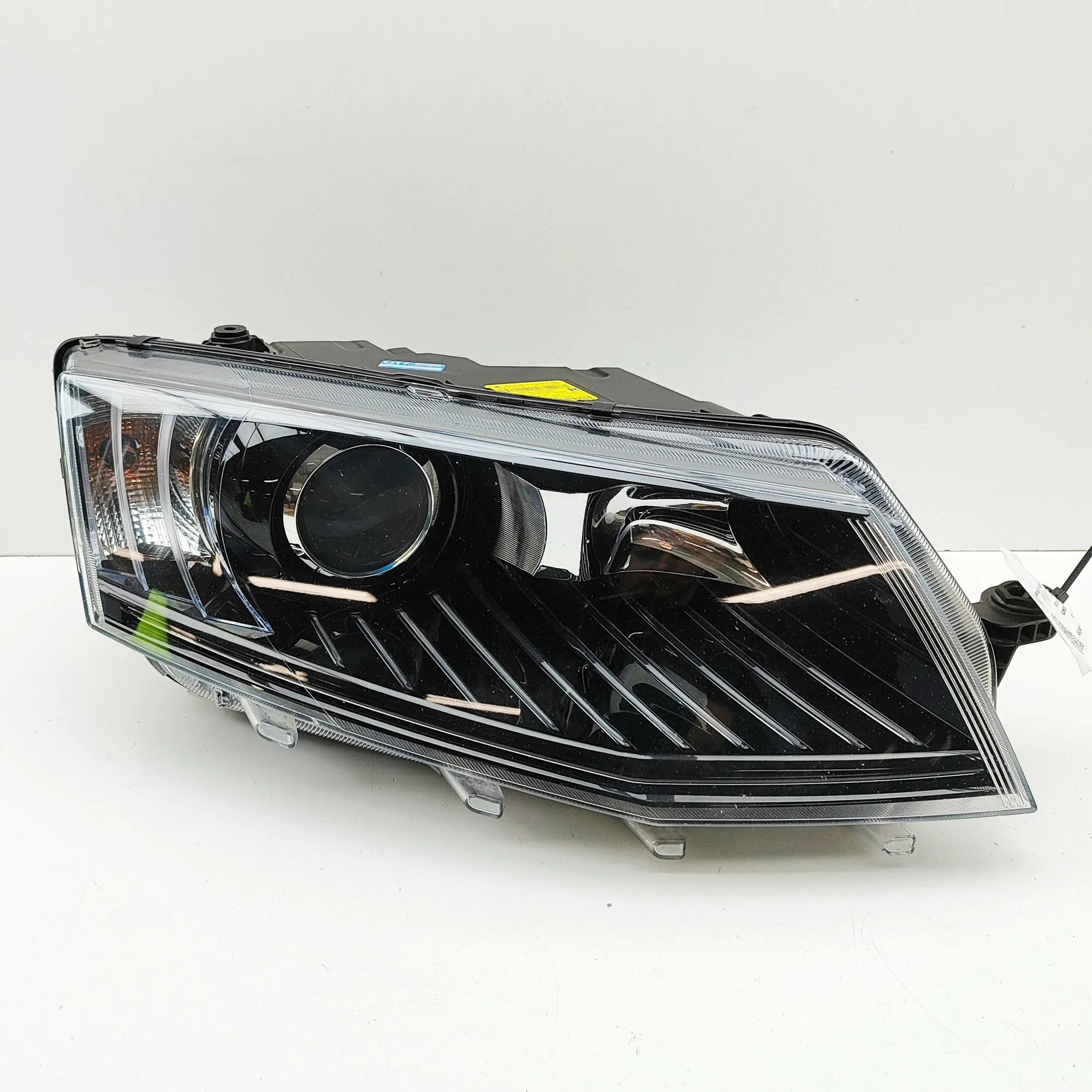 Skoda Octavia Front Right Headlight 130702425100, 8K0941597B, 28357987, 4G0907697D,...