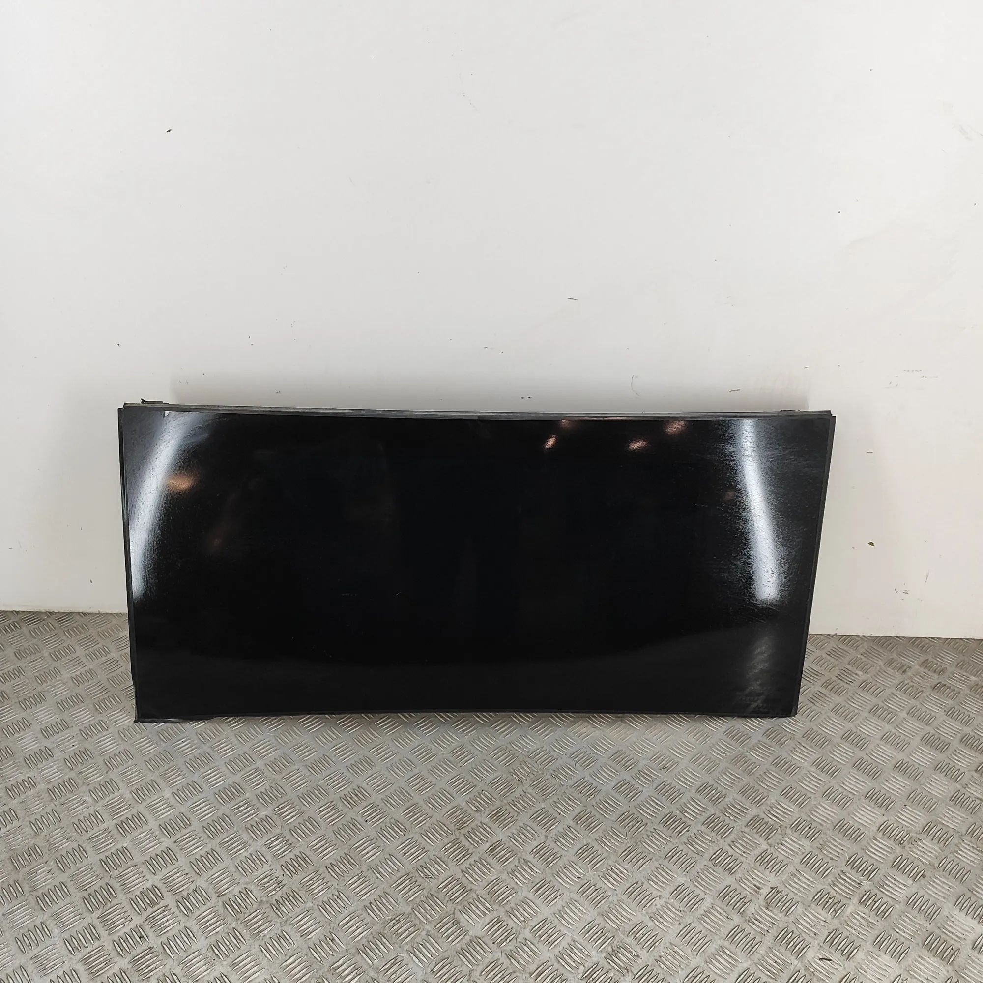 Tesla Model X Katuseluuk, klaasist 1034902-00-M Sunroof TESLA MODEL X (2013-...)

...