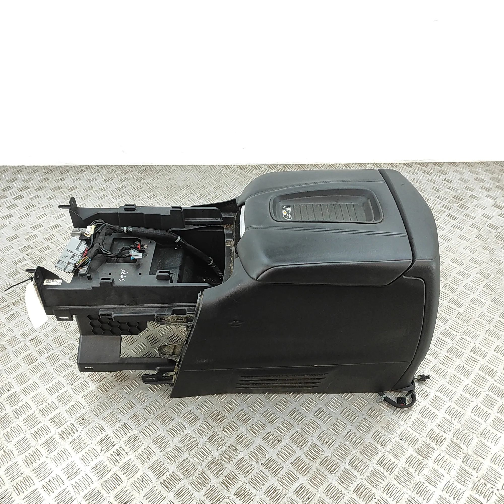 Cadillac Escalade center console 23385846, 84225102, 24463025, 84584360 Center C...