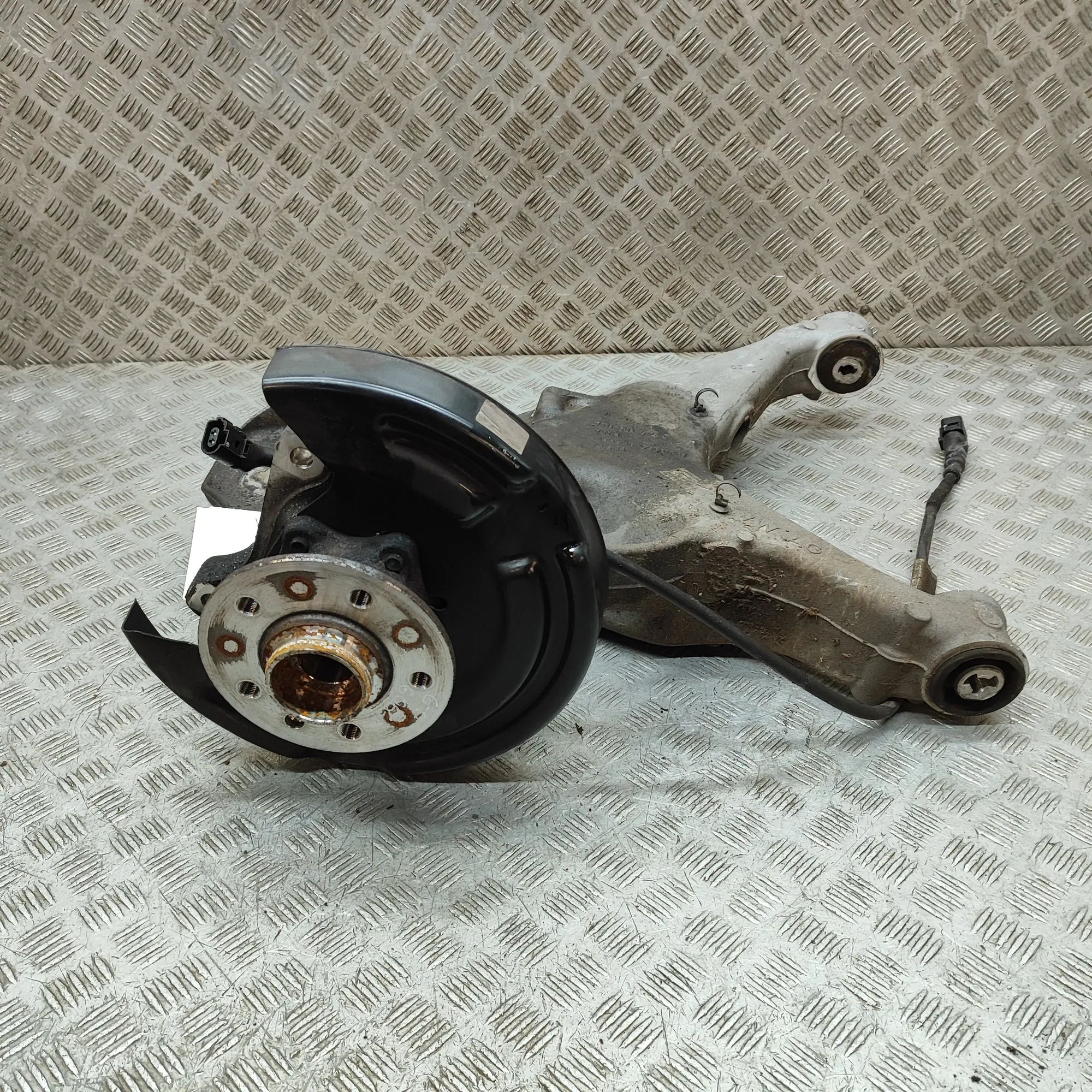 Volkswagen Multivan (T7) Rear Right Wheel Hub 7T0501414C, 7T0407621A, 7T0501072C Rear Right W...