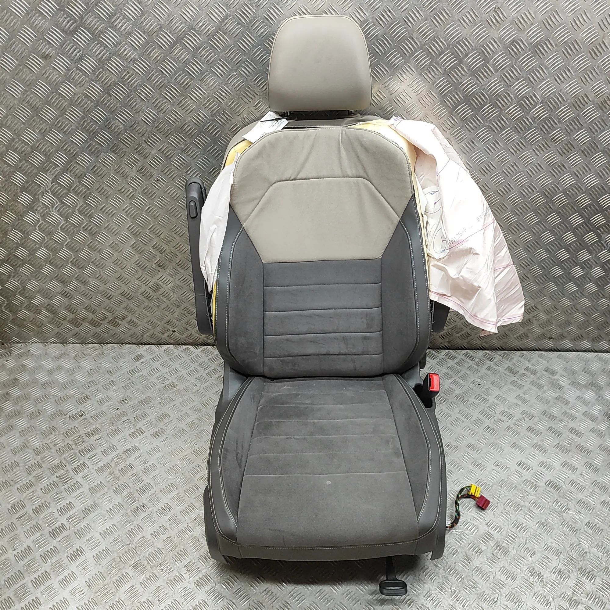 Volkswagen Multivan (T7) Front Right Seat 7T0881806BJ, 7T0881106A Front Right Seat VW MUL...