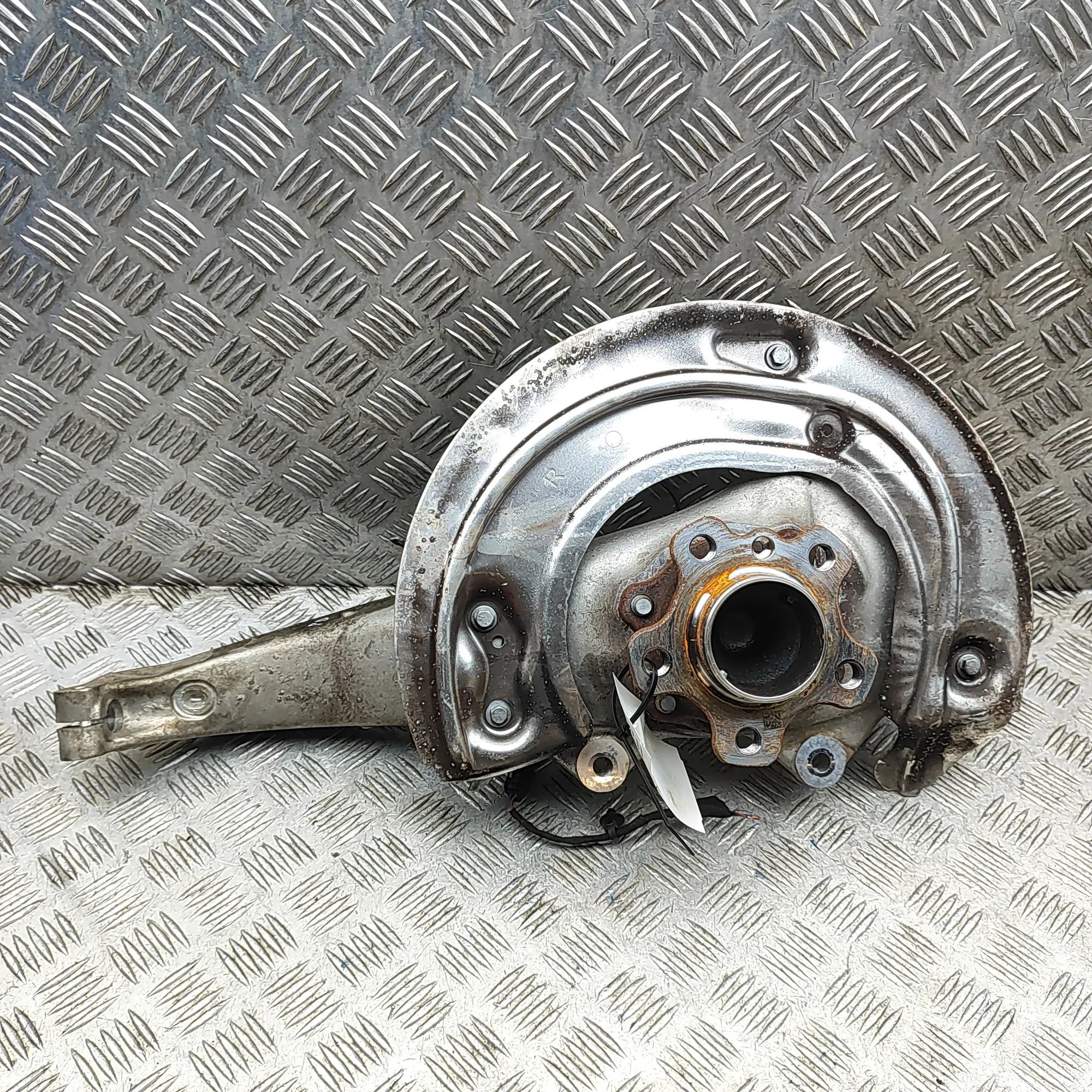BMW 5 (G30 / G31) Front Right Wheel Hub 6899160, 6898328 Front Right Wheel Hub BMW 5 SE...