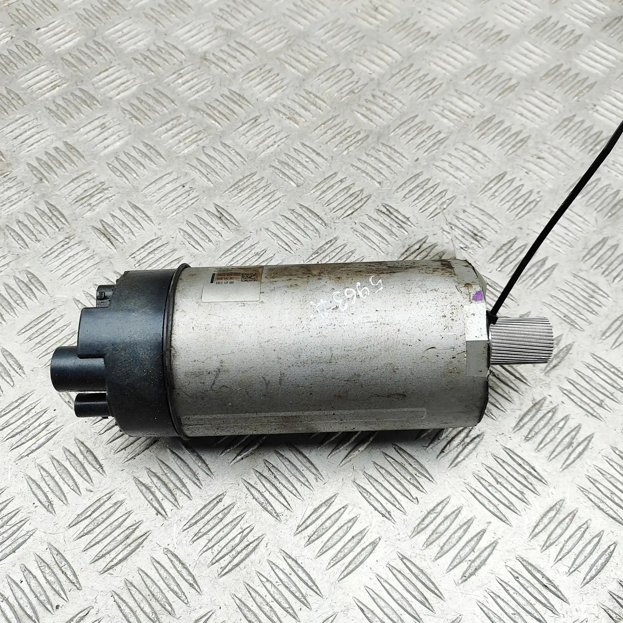 Land Rover Defender Steering Rack Motor 4532048093, S8B2-3504-BD Steering Rack Motor LA...