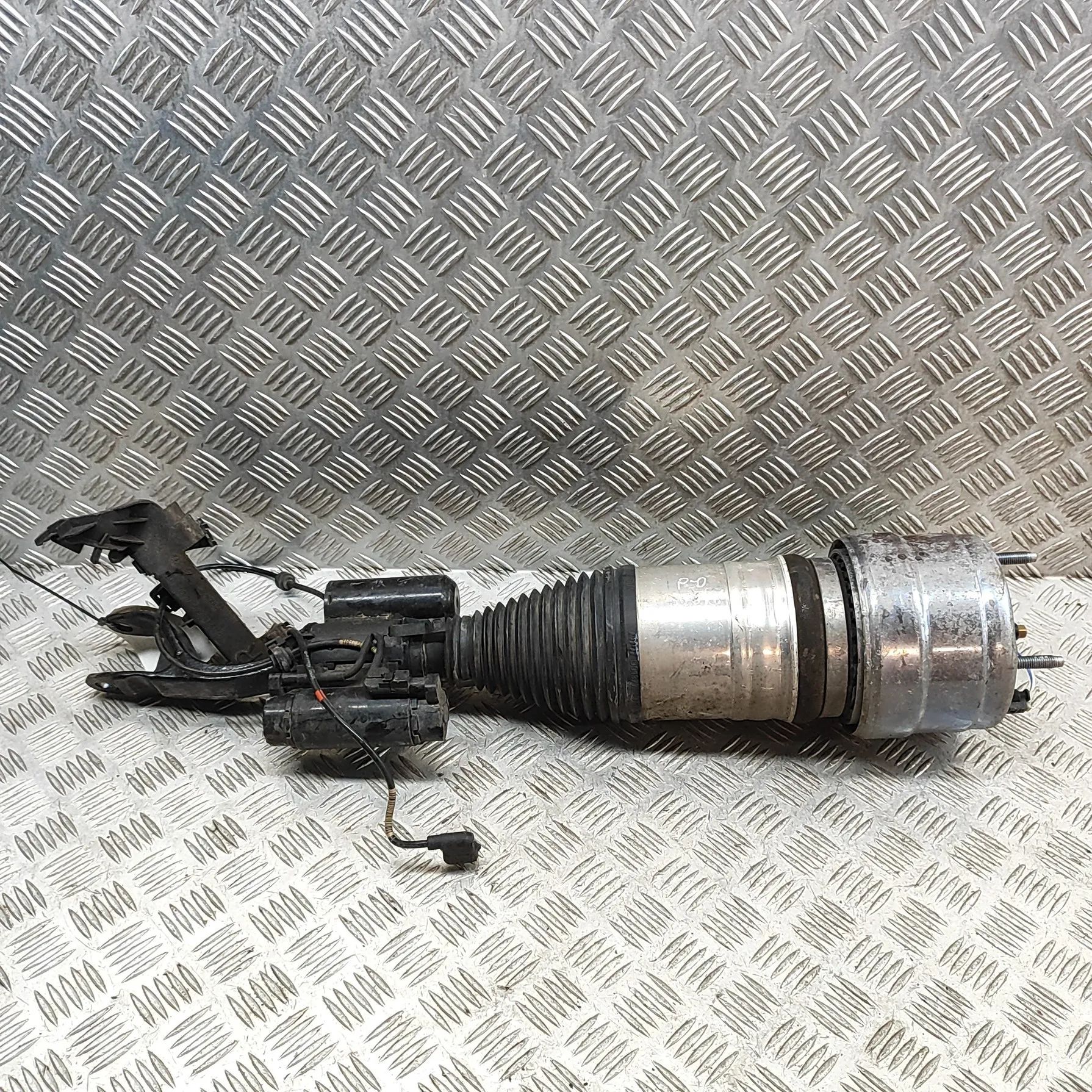 Mercedes-Benz A (W176) Front Right Air Shock Absorber A2133200803, A2133209802 Front Right Air Shock ...