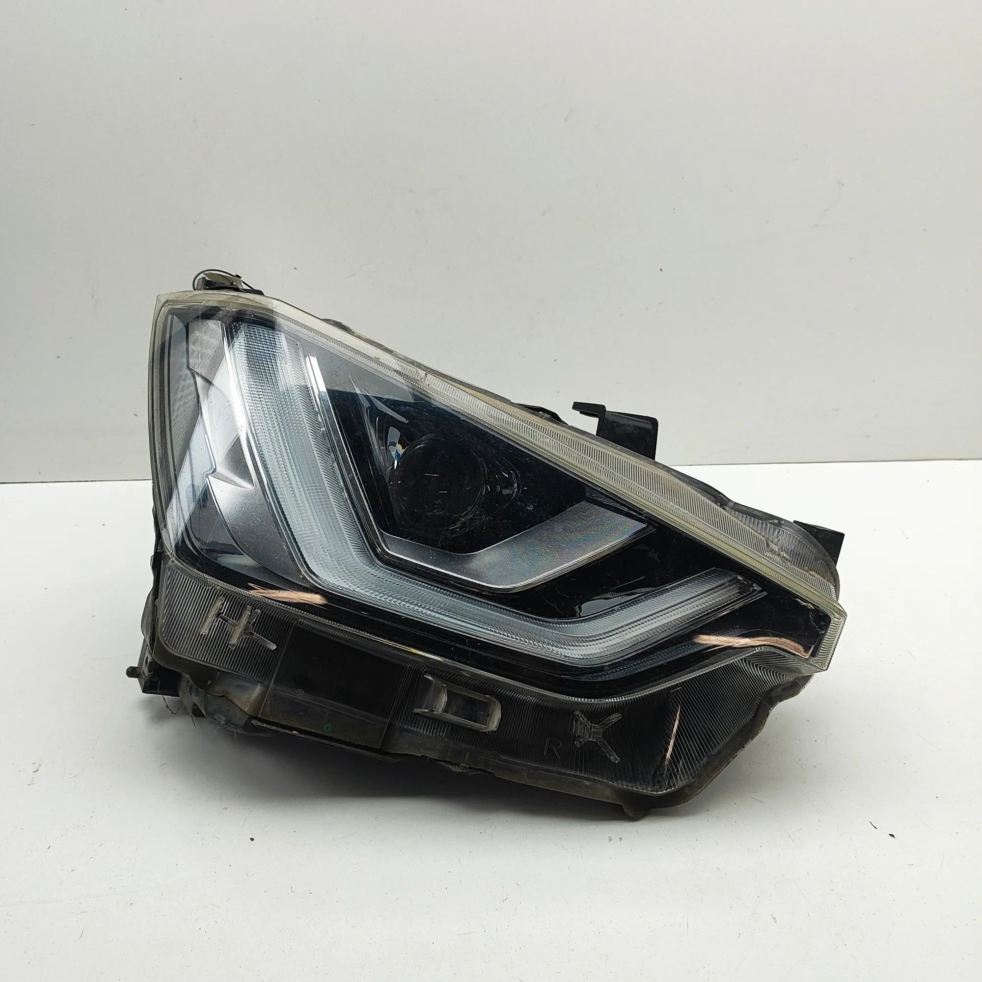 Isuzu  D-Max Front Right Headlight 0302218679, 100-8R006 Front Right Headlight ISU...