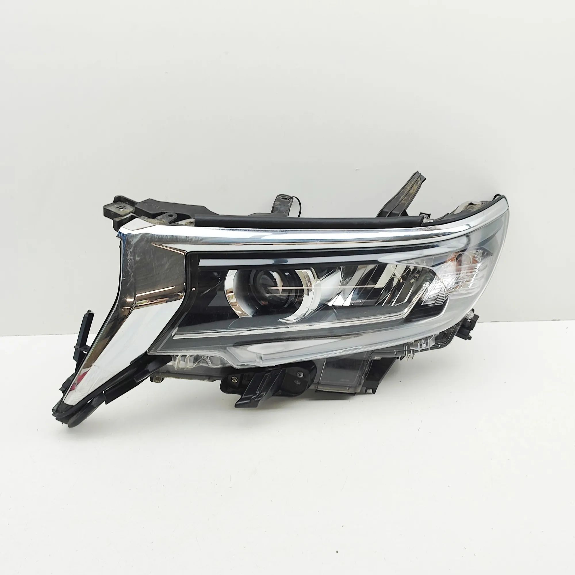 Toyota Land Cruiser 150 Front Left Headlight 81185-60M70 Front Left Headlight TOYOTA LAND CR...