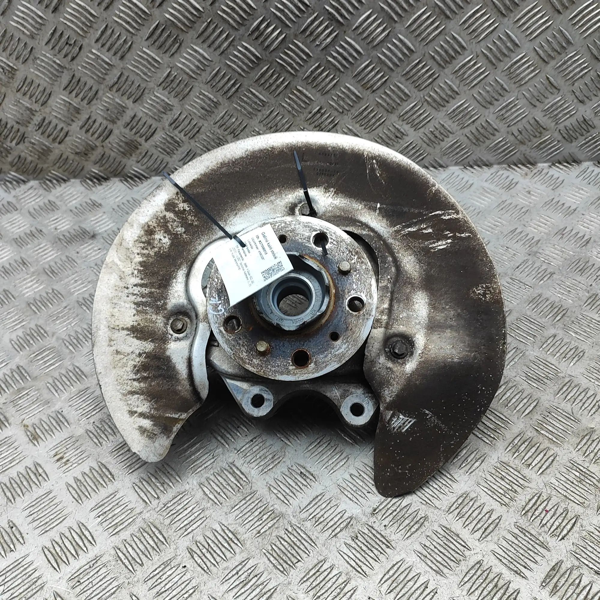 BMW 4 (F32 / F33 / F36) Rear Left Wheel Hub Spindle 8095657, 8093731, 8095641 Rear Left Wheel Hub S...
