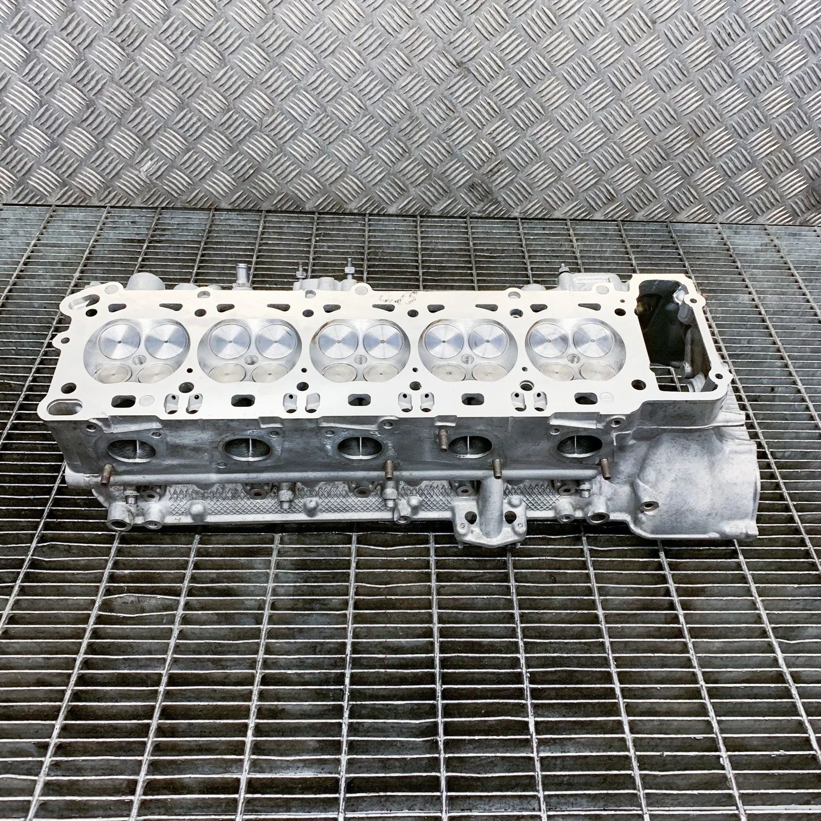 BMW 5 (E60 / E61) Left Side Engine Head 7833884 Left Side Engine Head BMW 5 SERIES (E60...