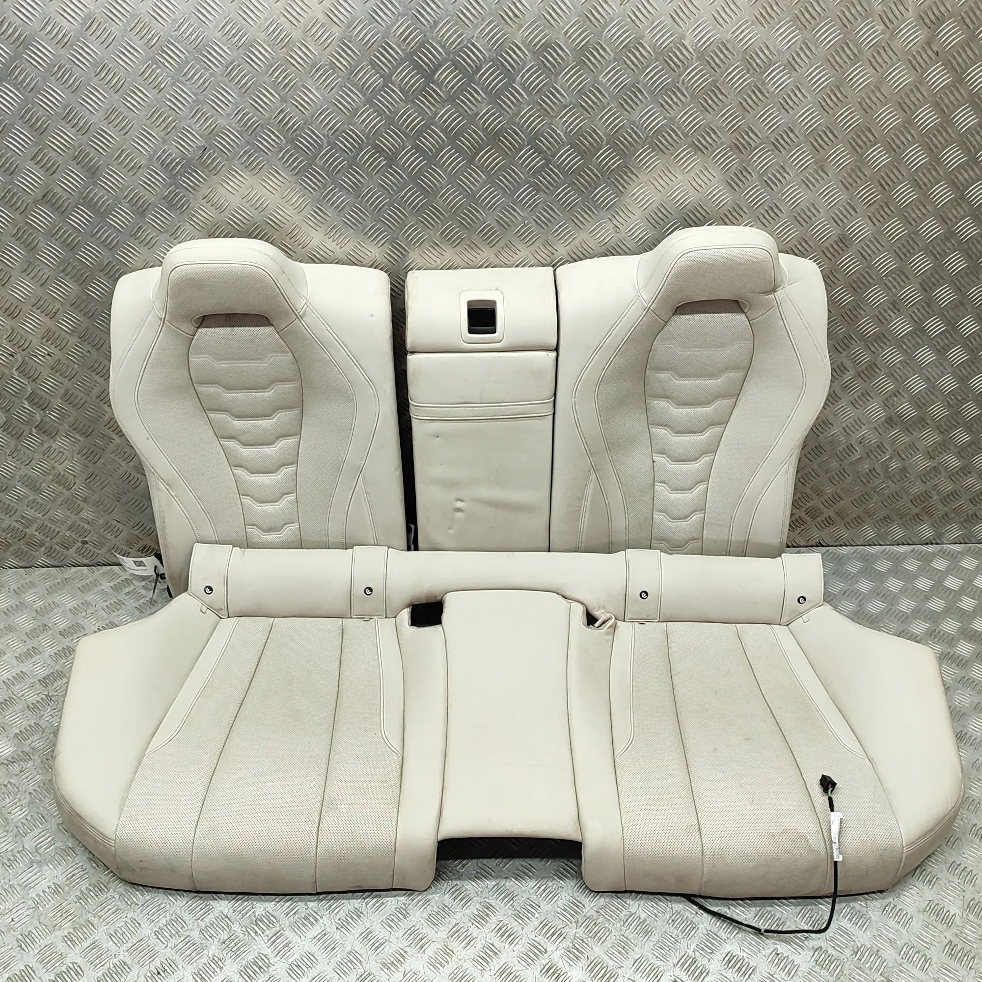 BMW 8 (G15) Rear seat 9498764, 7940685, 7940686, 7444770 Rear Seat BM...